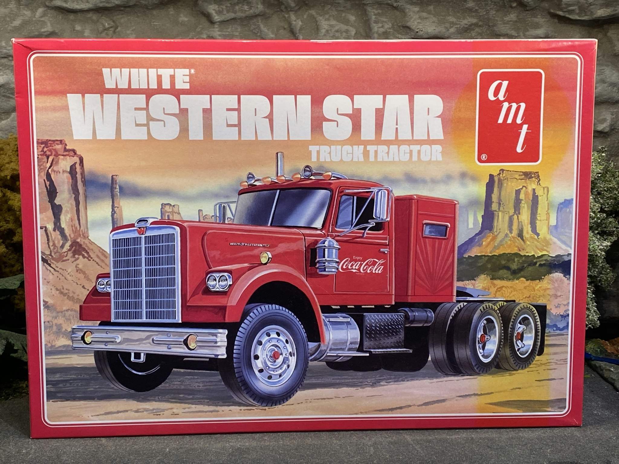 Skala 1/25 WHITE WESTERN STAR SEMI TRACTOR (COCA COLA) fr AMT