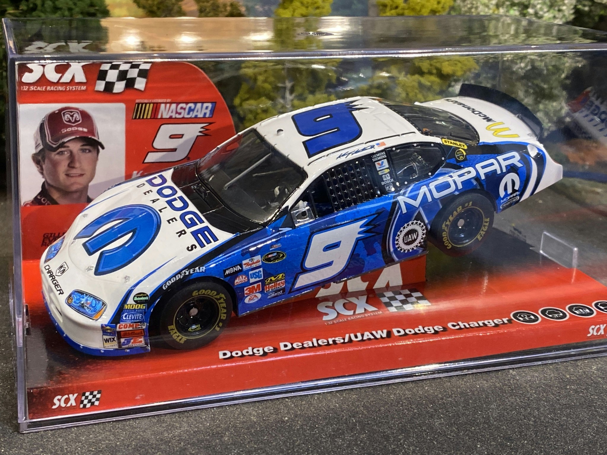 Skala 1/32 An. Slot Car fr SCX: Dodge Dealers/UAW Dodge Charger - NASCAR #9 - Kasey Kahne