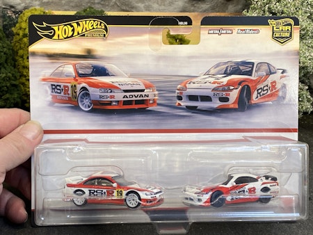 Skala 1/64 Hot Wheels PREMIUM 2-pack: Nissan 240SX S14 & Silvia S15