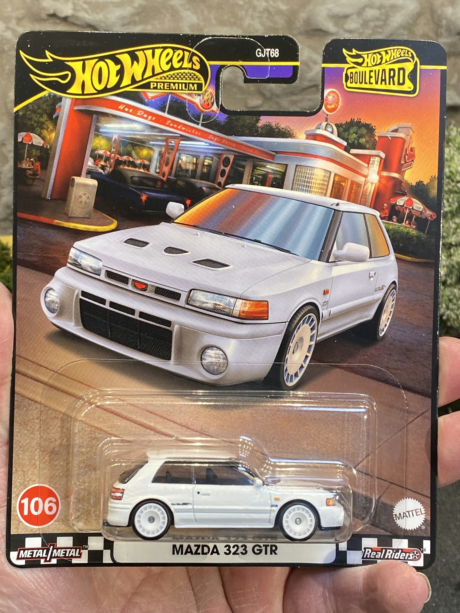 Skala 1/64 Hot Wheels Premium, Boulevard: Mazda 323 GTR