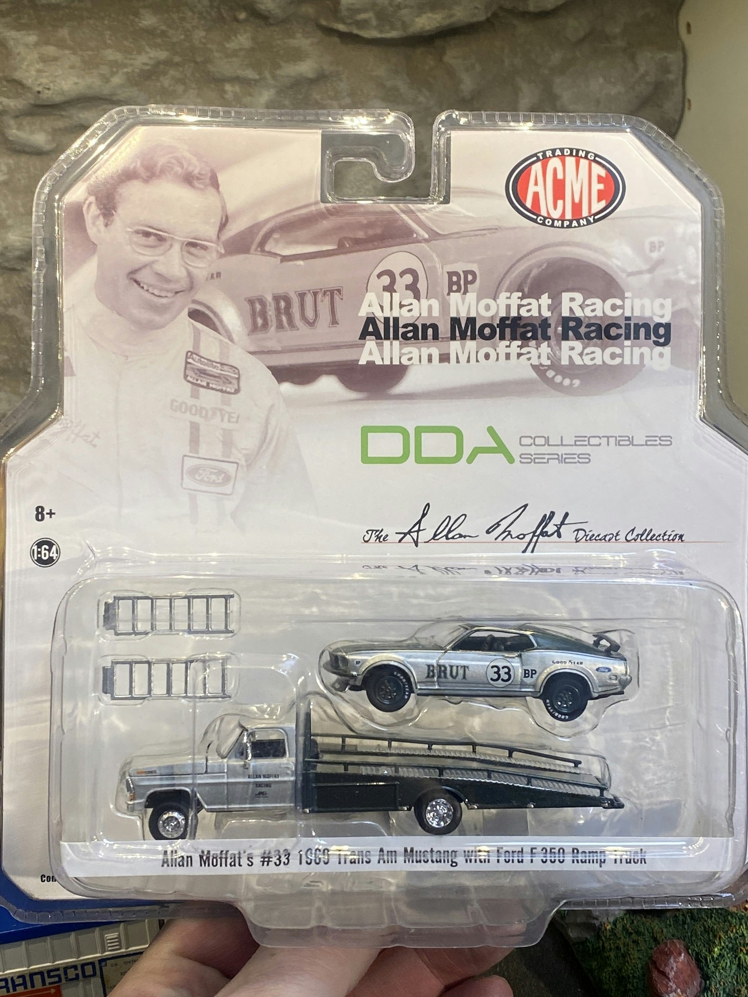 Skala 1/64 Allan Moffat's #33 69' Trans Am Mustang + F-350 ramp truck fr ACME