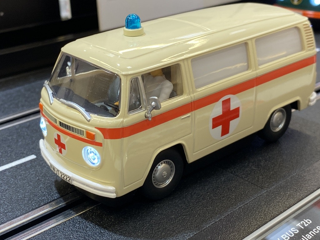 Skala 1/32 Analog slotcar fr Carrera: Volkswagen T2b Ambulance, RedCross