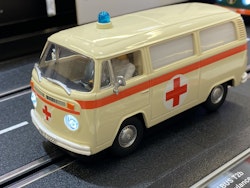 Skala 1/32 Analog slotcar fr Carrera: Volkswagen T2b Ambulance, RedCross