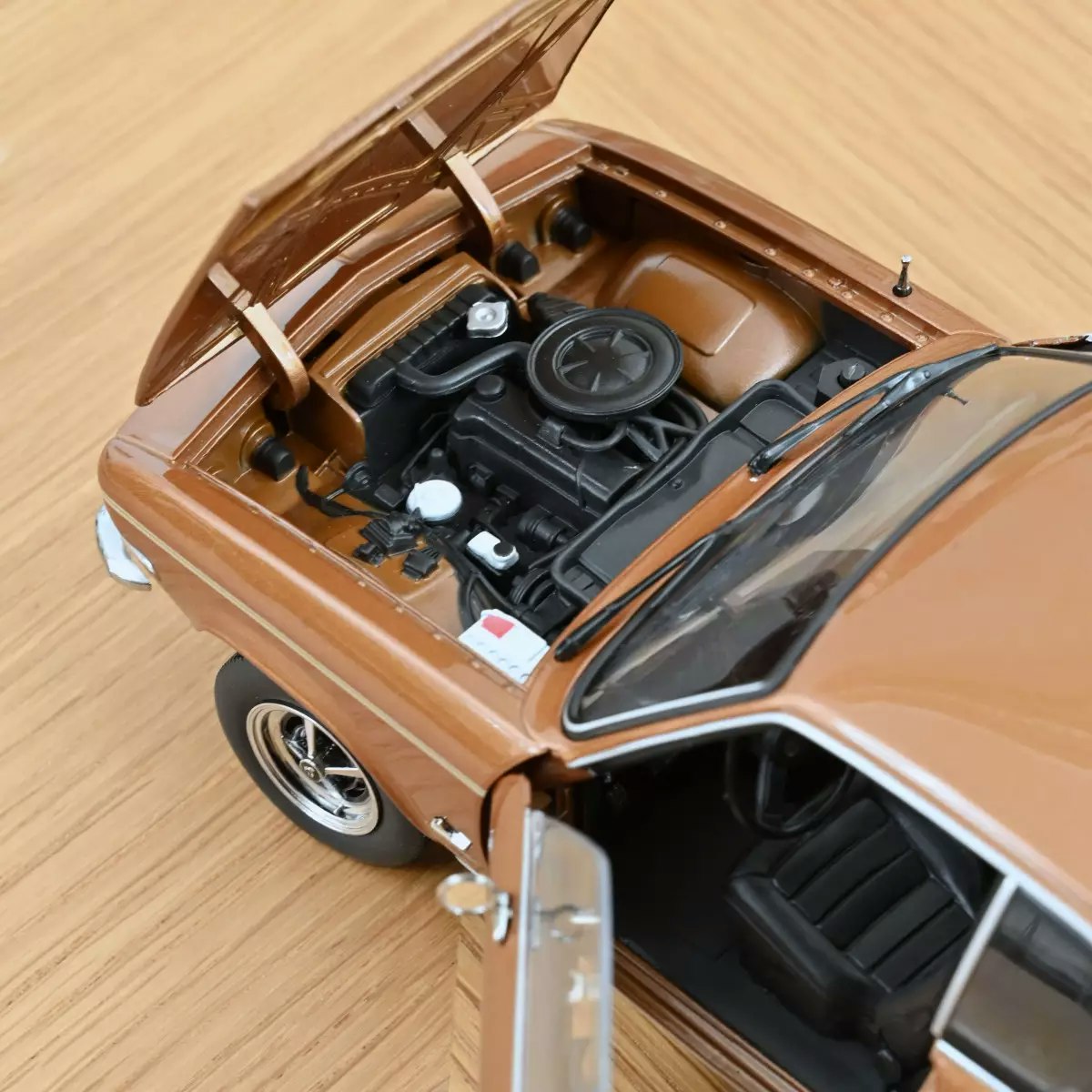 Skala 1/18 Opel Manta A 1970, Bronce metallic  fr Norev
