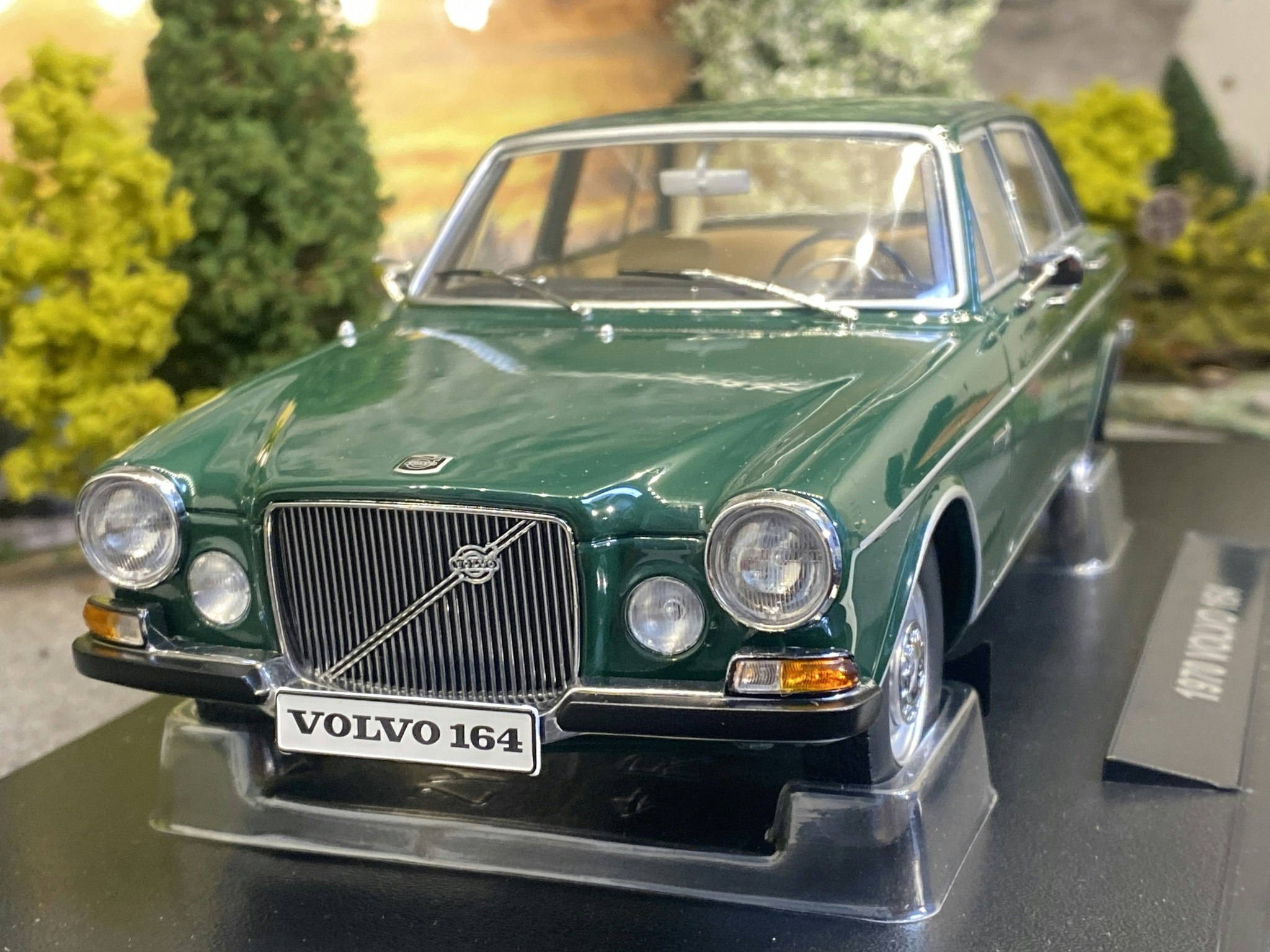 Tillfälle! Skala 1/18 Volvo 164, Dark green fr Triple9 Collection
