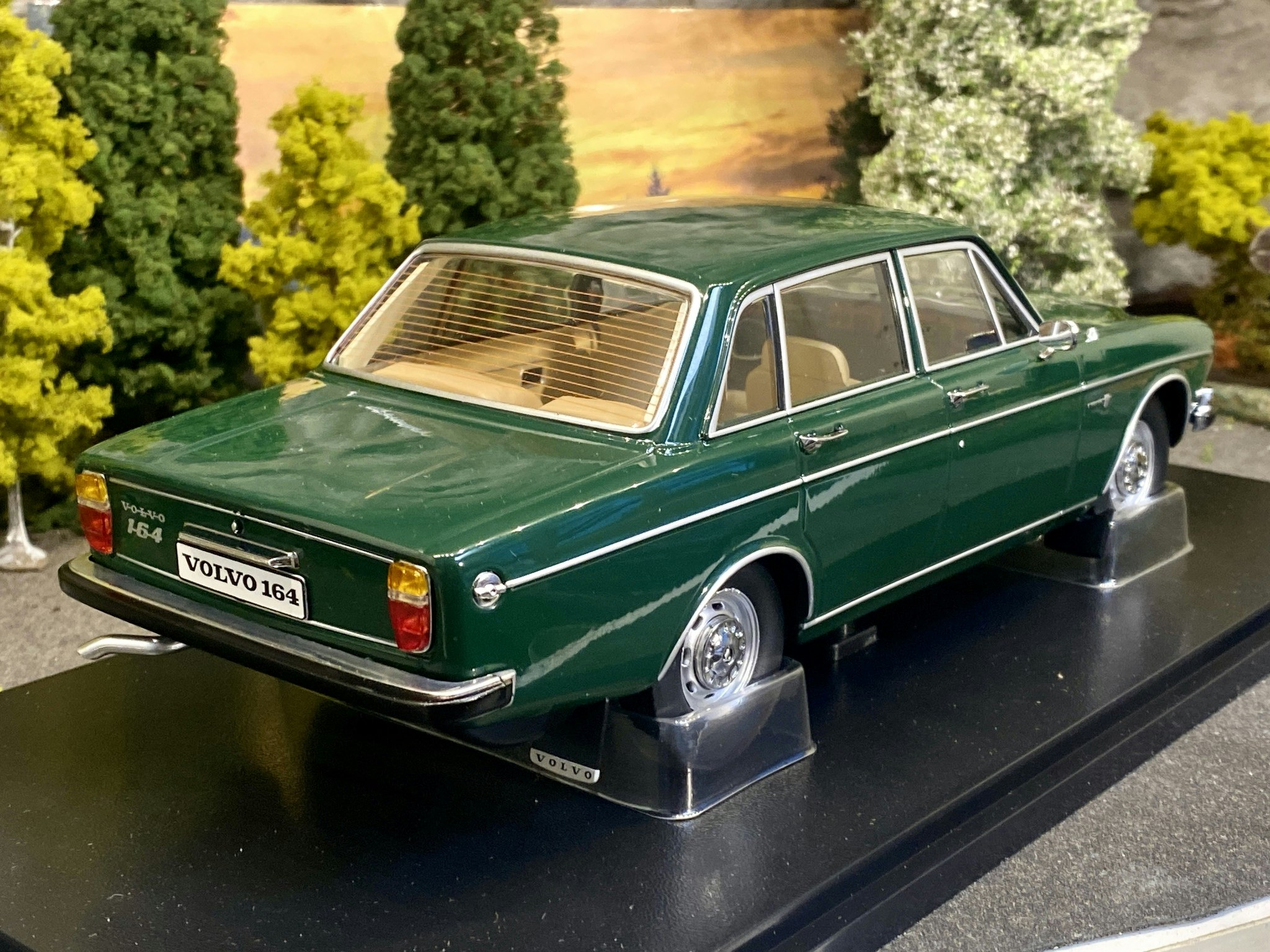 Tillfälle! Skala 1/18 Volvo 164, Dark green fr Triple9 Collection