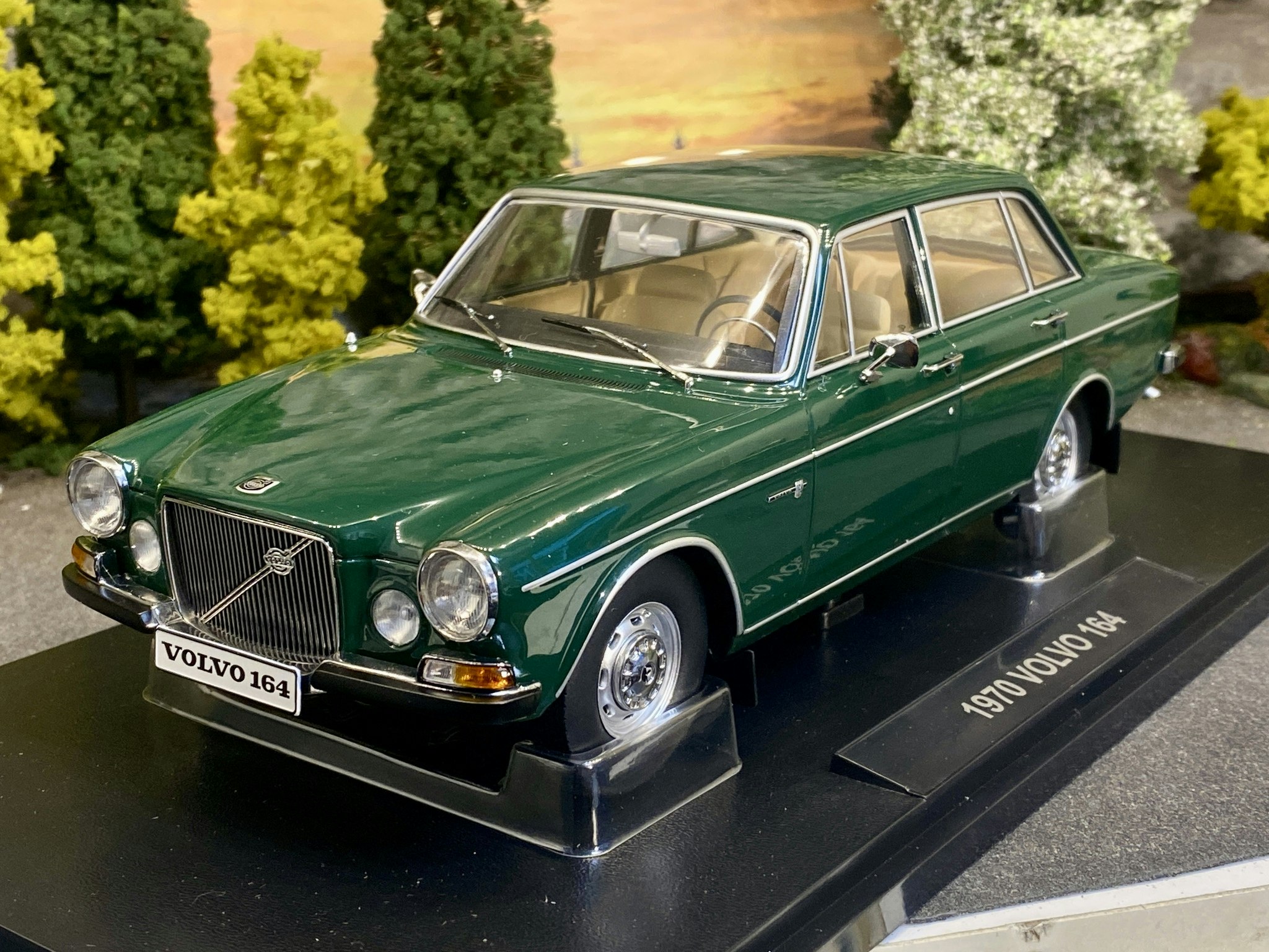 Tillfälle! Skala 1/18 Volvo 164, Dark green fr Triple9 Collection