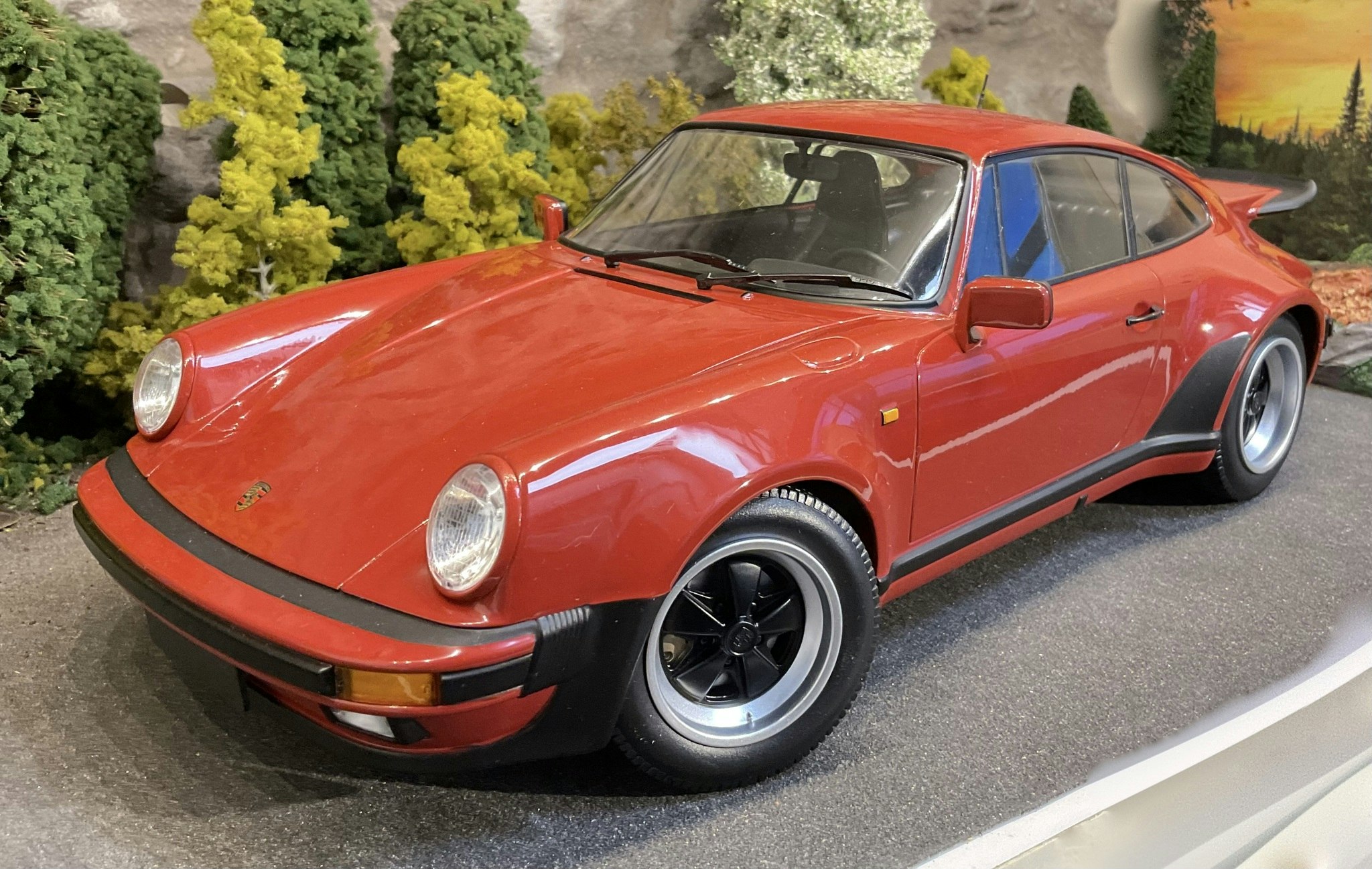 Skala 1/12 Porsche 911 Turbo, Peru Red fr Minichamps (66112)