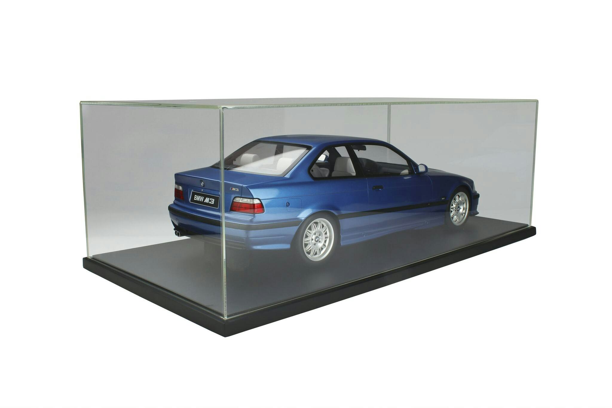 Skala 1/8 BMW M3 (E36) 3.2L Coupe, Blue, incl. Show case fr GT-Spirit (GTS801001)