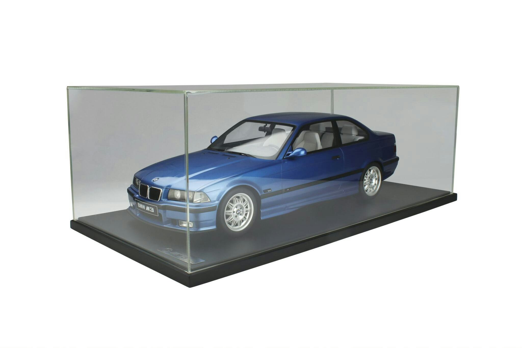 Skala 1/8 BMW M3 (E36) 3.2L Coupe, Blue, incl. Show case fr GT-Spirit (GTS801001)
