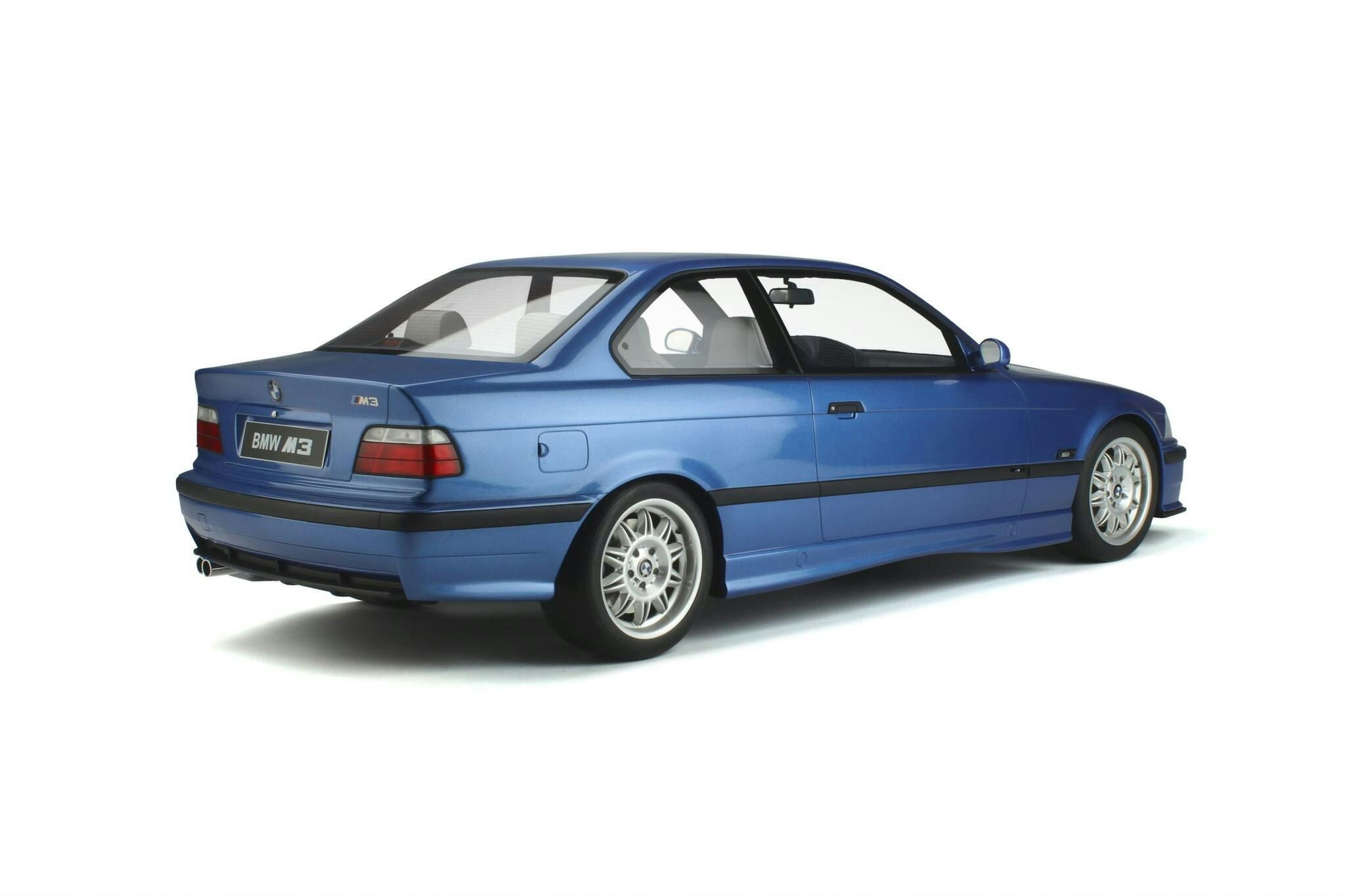 Skala 1/8 BMW M3 (E36) 3.2L Coupe, Blue, incl. Show case fr GT-Spirit (GTS801001)