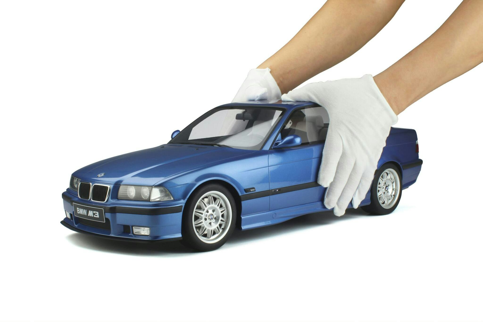 Skala 1/8 BMW M3 (E36) 3.2L Coupe, Blue, incl. Show case fr GT-Spirit (GTS801001)