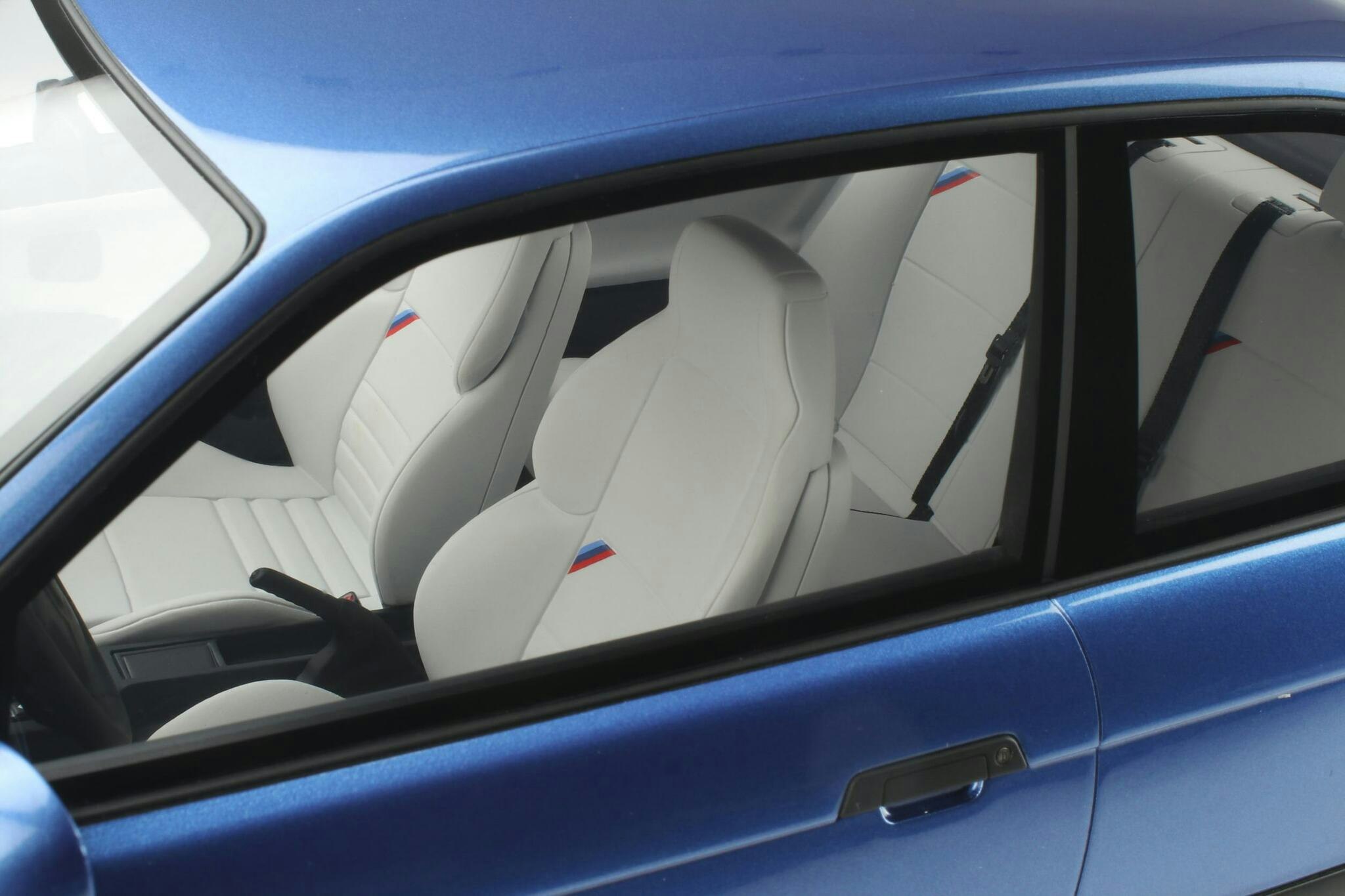 Skala 1/8 BMW M3 (E36) 3.2L Coupe, Blue, incl. Show case fr GT-Spirit (GTS801001)