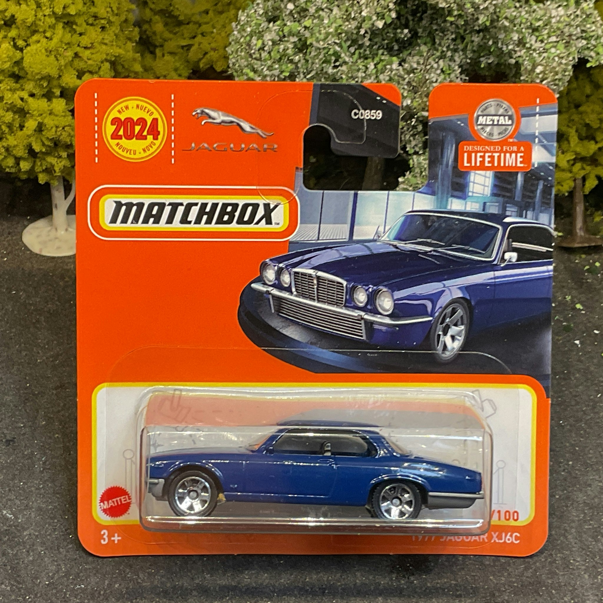 Skala 1/64 Matchbox "2024 series": 1977 Jaguar XJ6 Coupe
