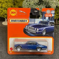 Skala 1/64 Matchbox "2024 series": 1977 Jaguar XJ6 Coupe