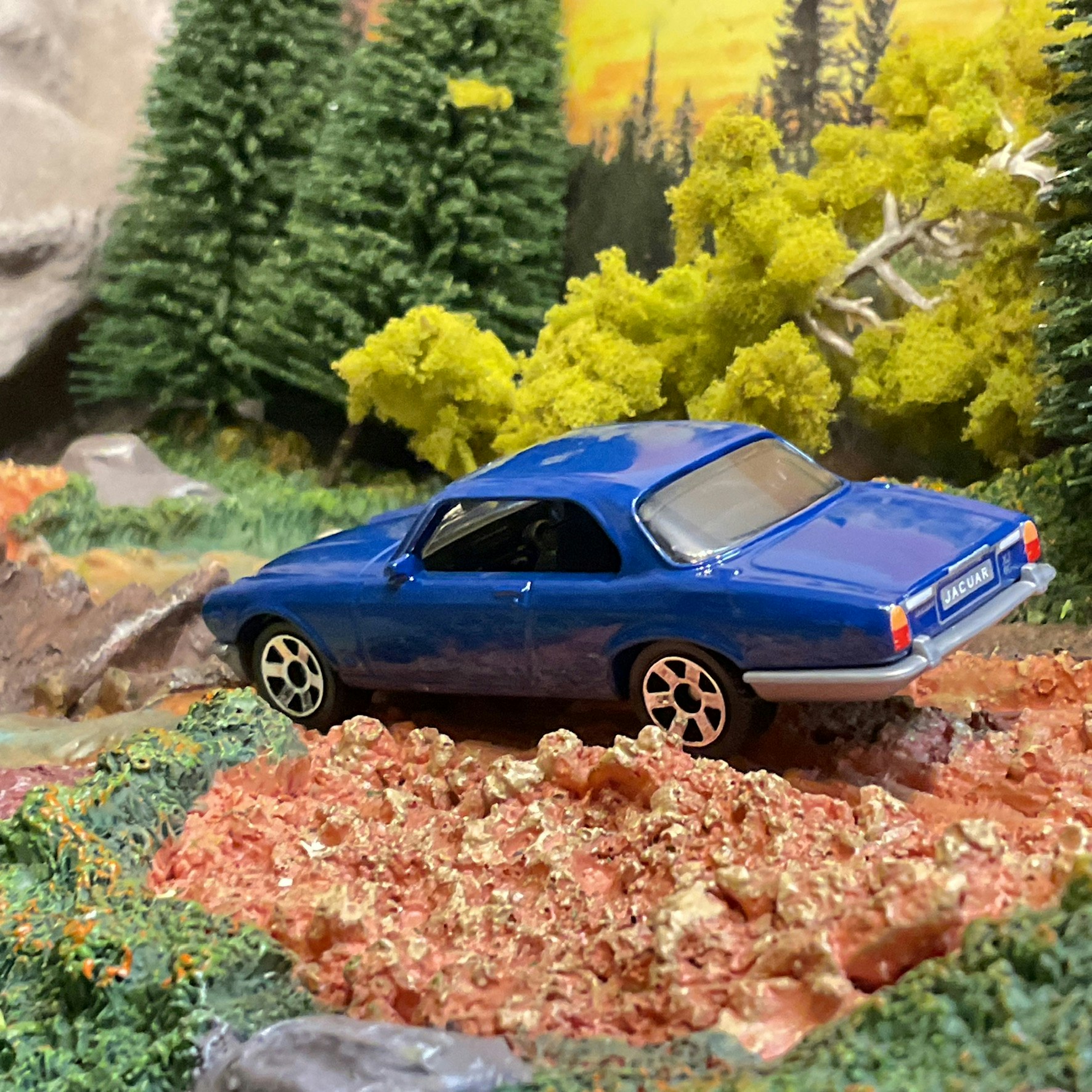 Skala 1/64 Matchbox "2024 series": 1977 Jaguar XJ6 Coupe