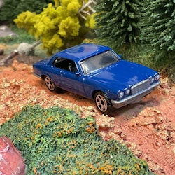 Skala 1/64 Matchbox "2024 series": 1977 Jaguar XJ6 Coupe