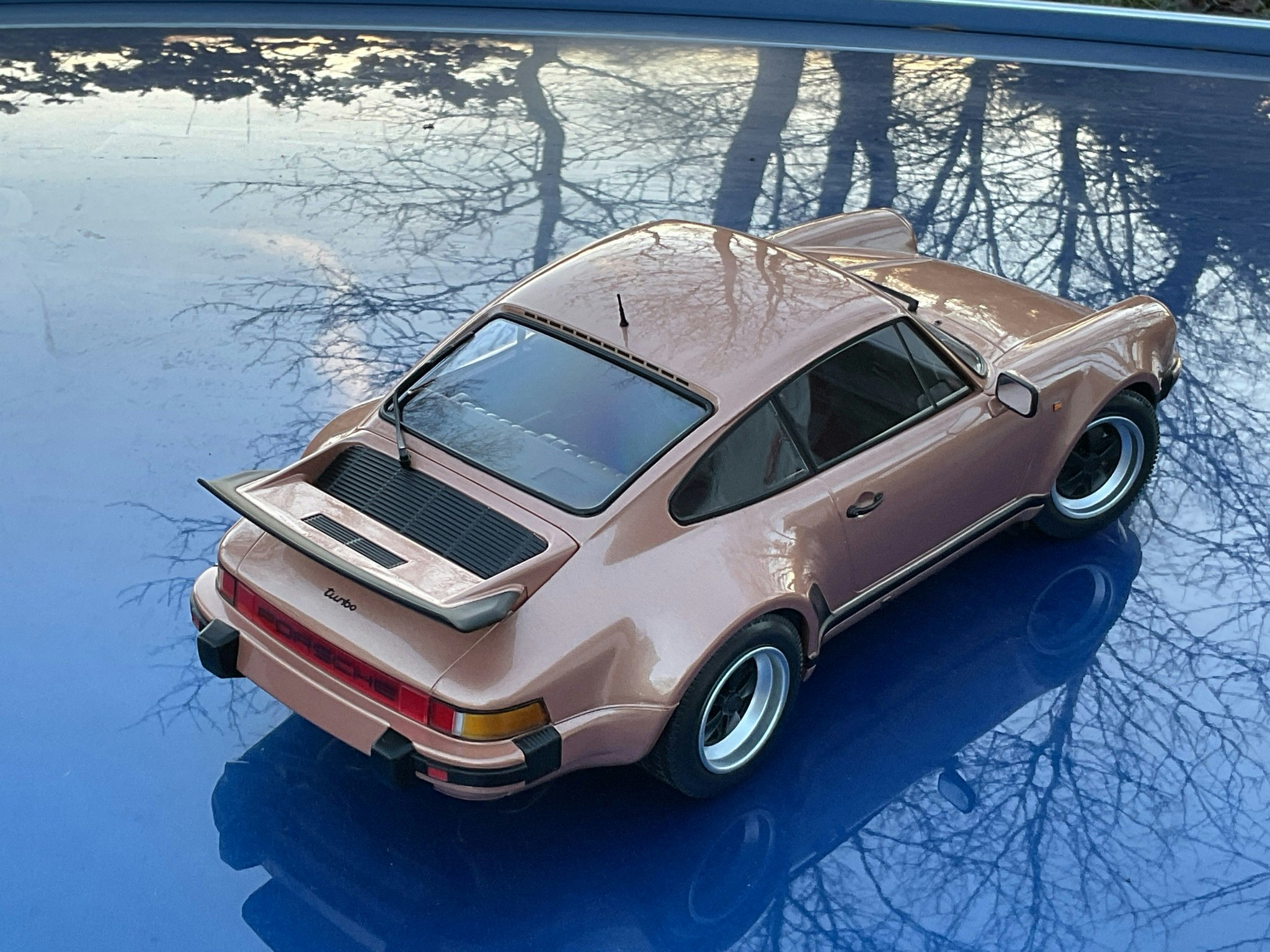 Skala 1/12 Porsche 911 Turbo, Pink Metallic (Gold) fr Minichamps (66124)