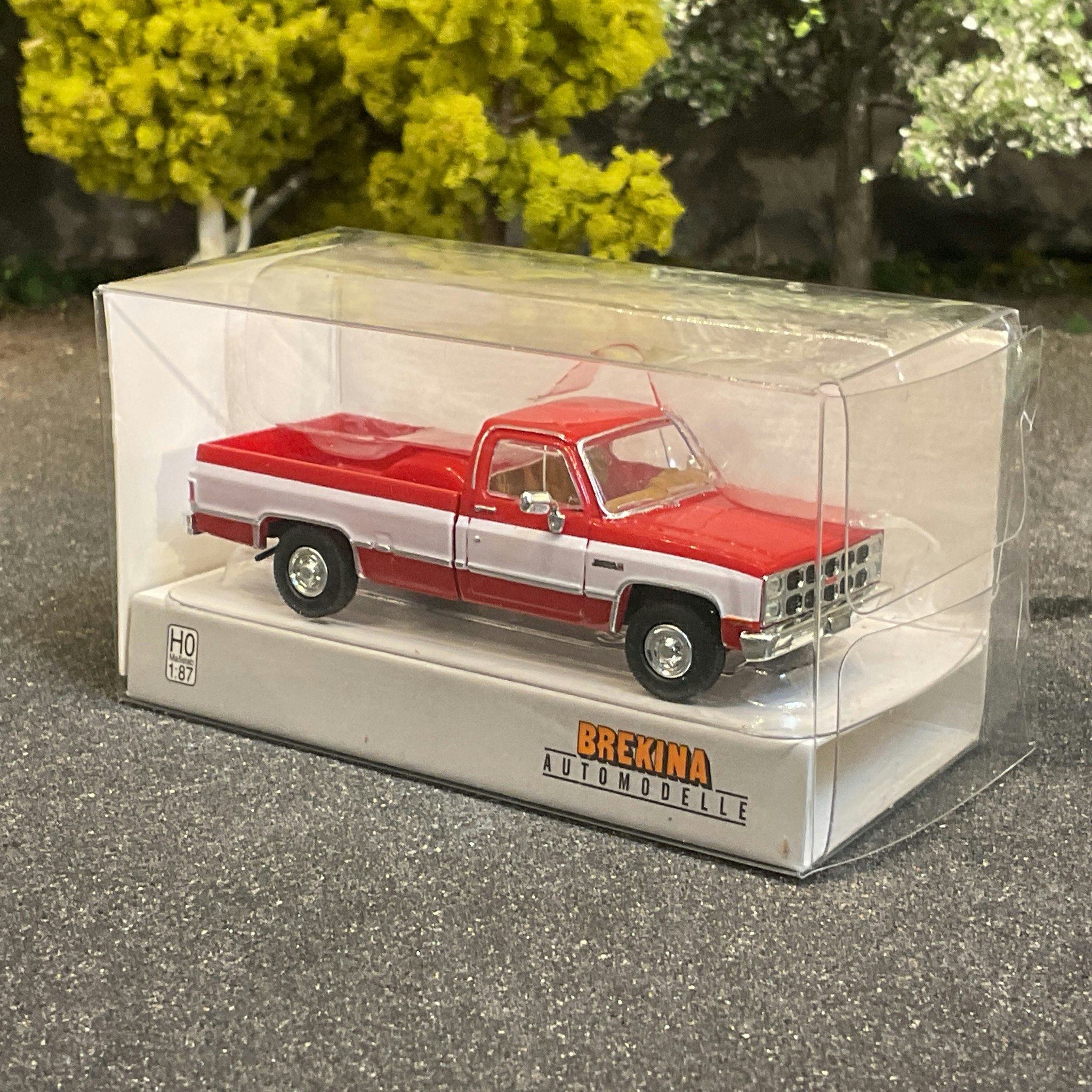 Skala 1/87 - GMC Sierra Grande, Red fr Brekina
