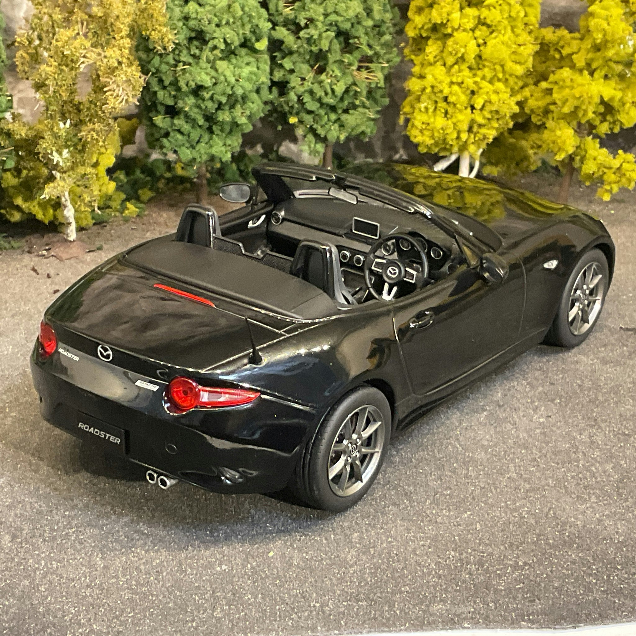 Skala 1/18 Mazda Roadster 15' Black (MX-5 Miata) RHD fr First:18 Models