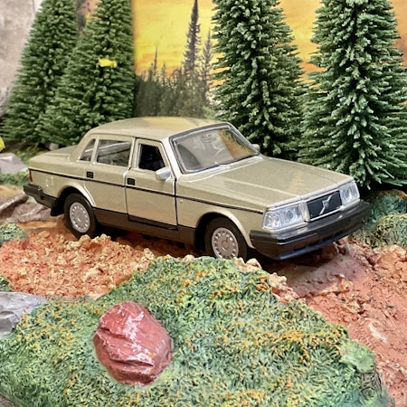 Skala 1/43 Volvo 240 GL, Gold fr Nex models / Welly