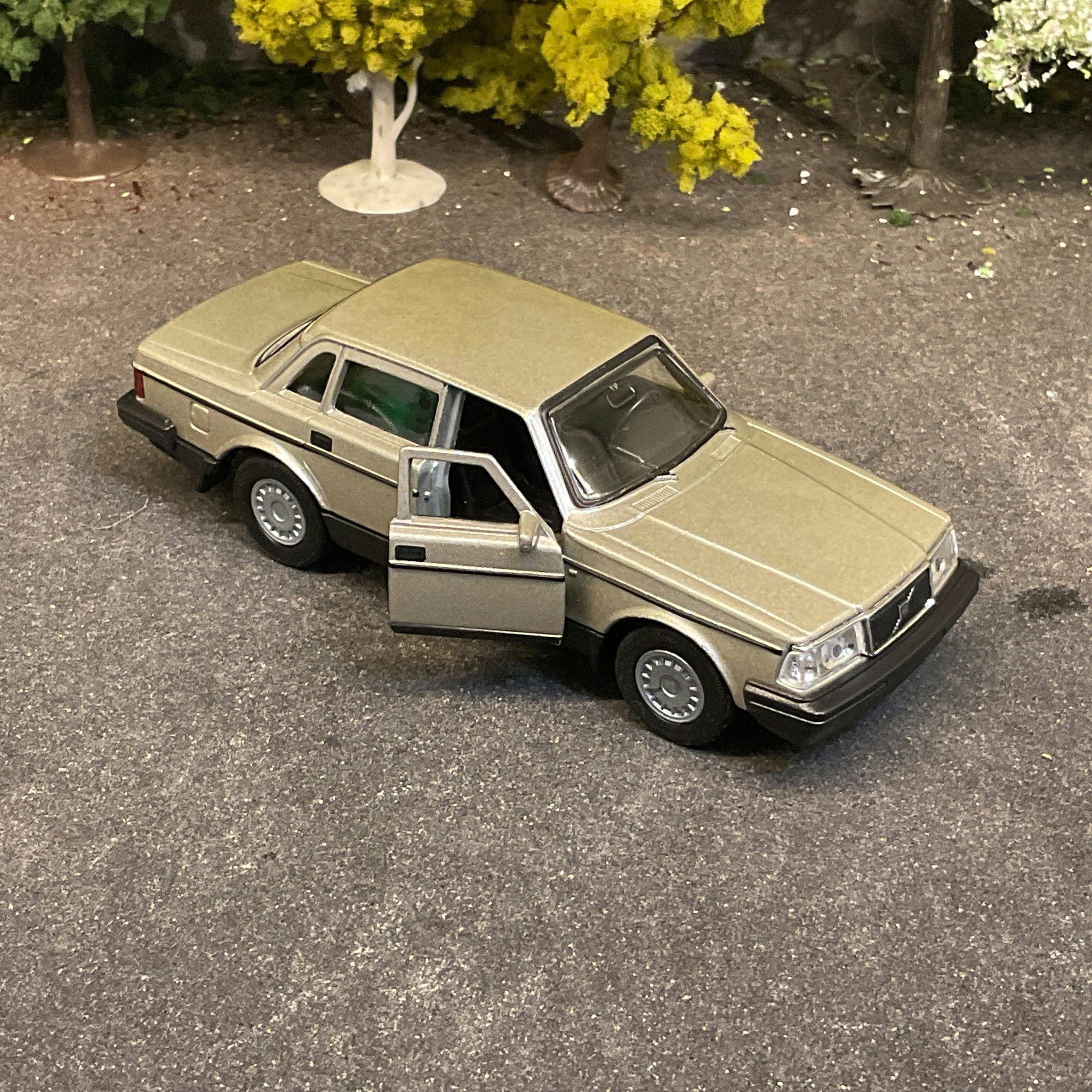 Skala 1/43 Volvo 240 GL, Gold fr Nex models / Welly