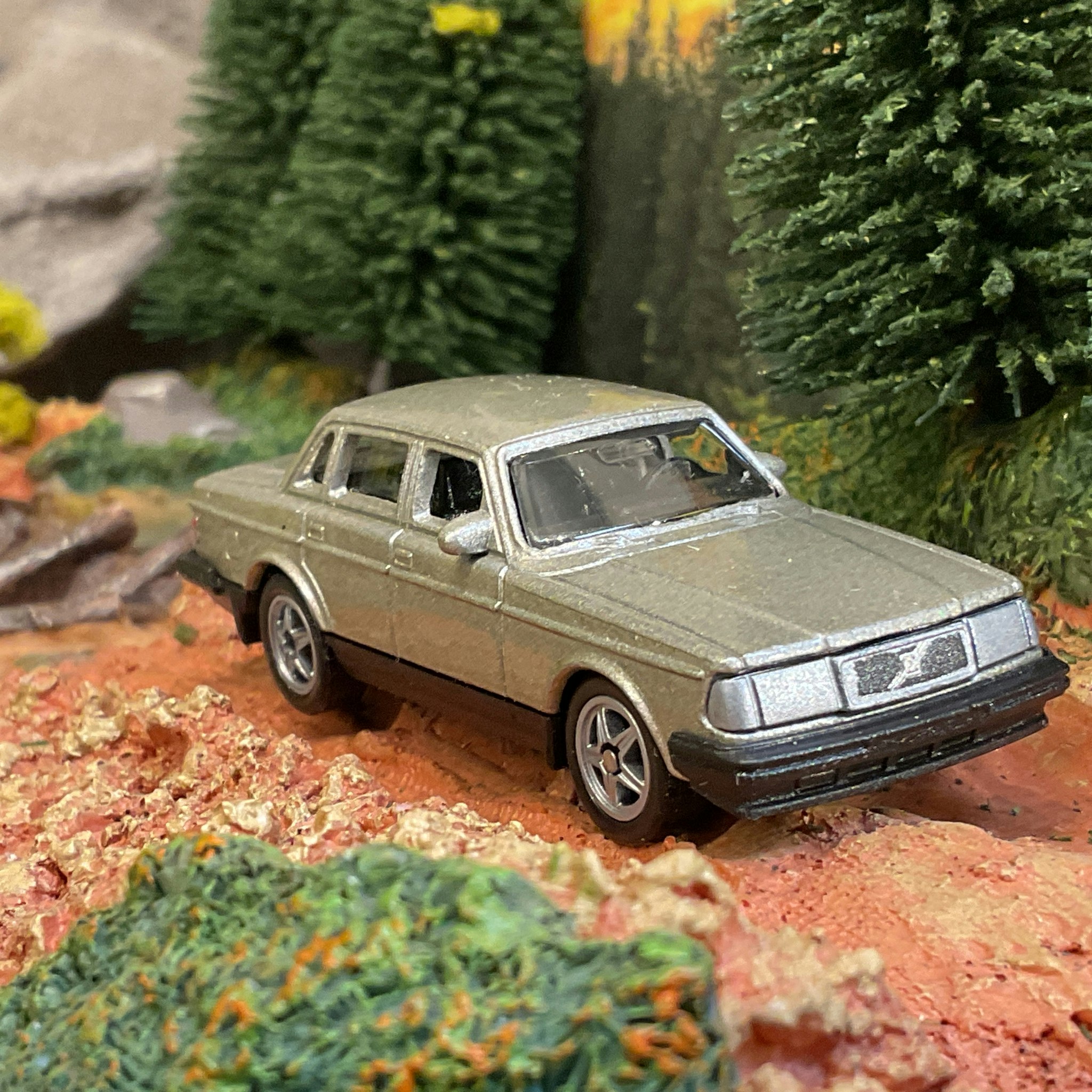 Skala 1/64 Volvo 240 GL, Gold fr Nex models / Welly