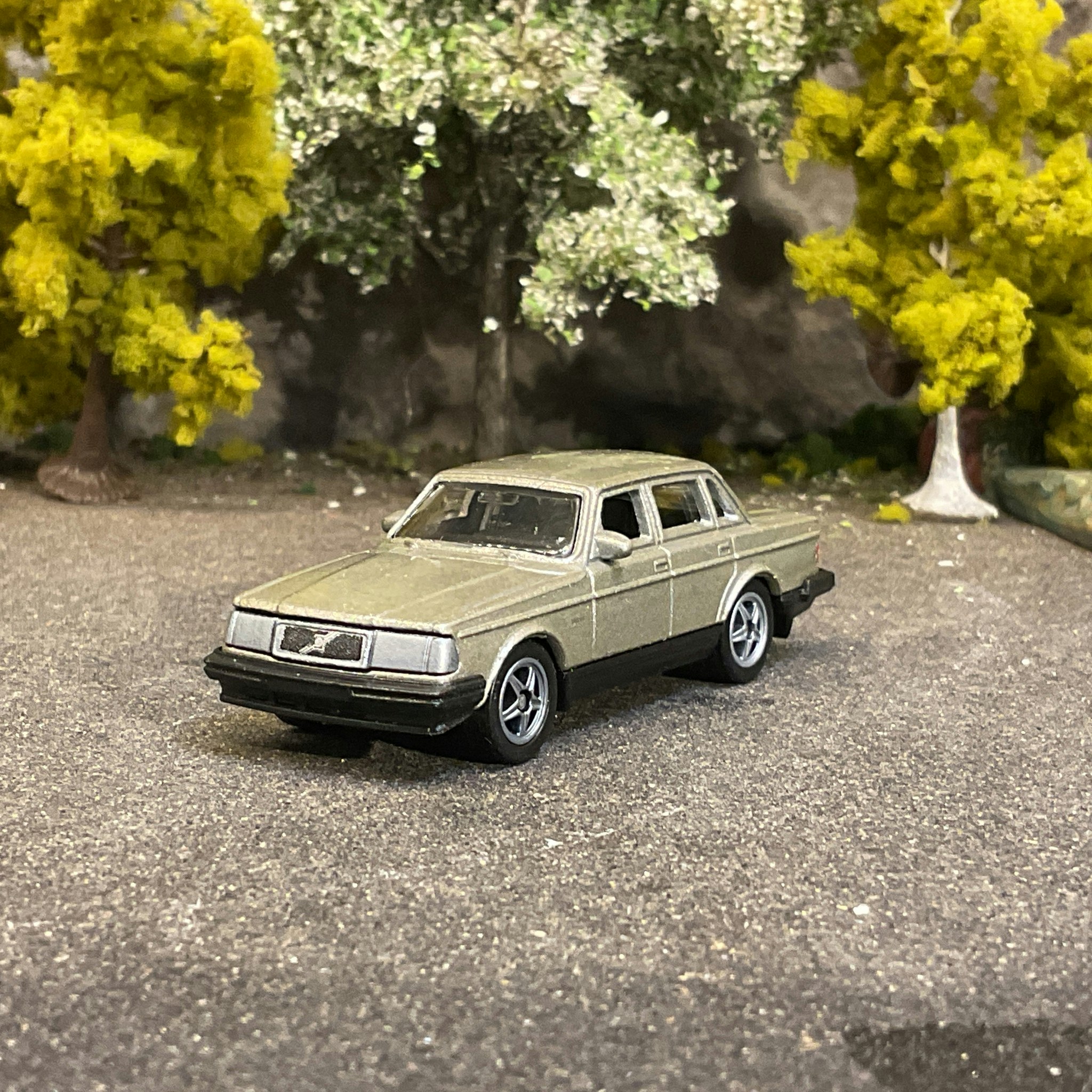 Skala 1/64 Volvo 240 GL, Gold fr Nex models / Welly