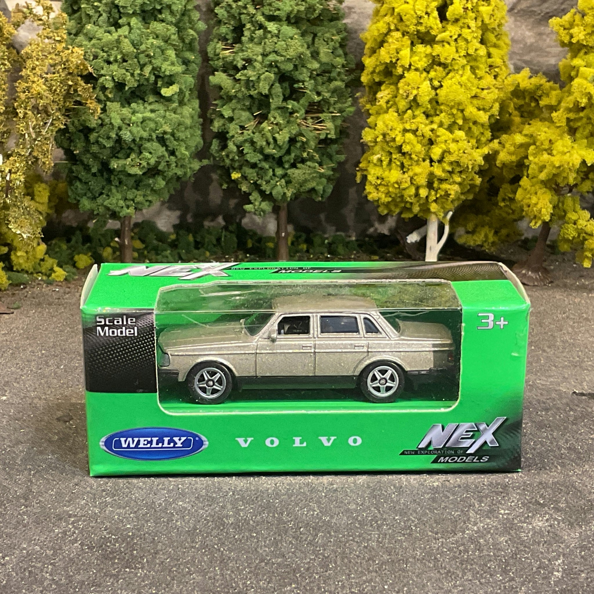 Skala 1/64 Volvo 240 GL, Gold fr Nex models / Welly