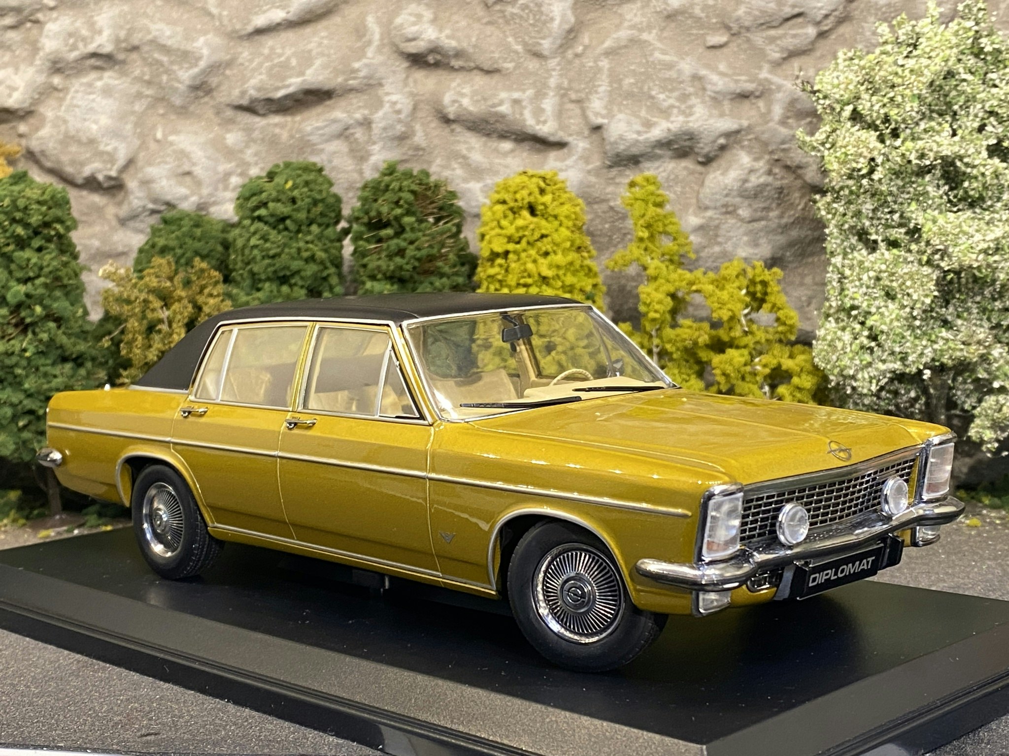 Skala 1/18 Opel Diplomat V8, Gold fr Norev