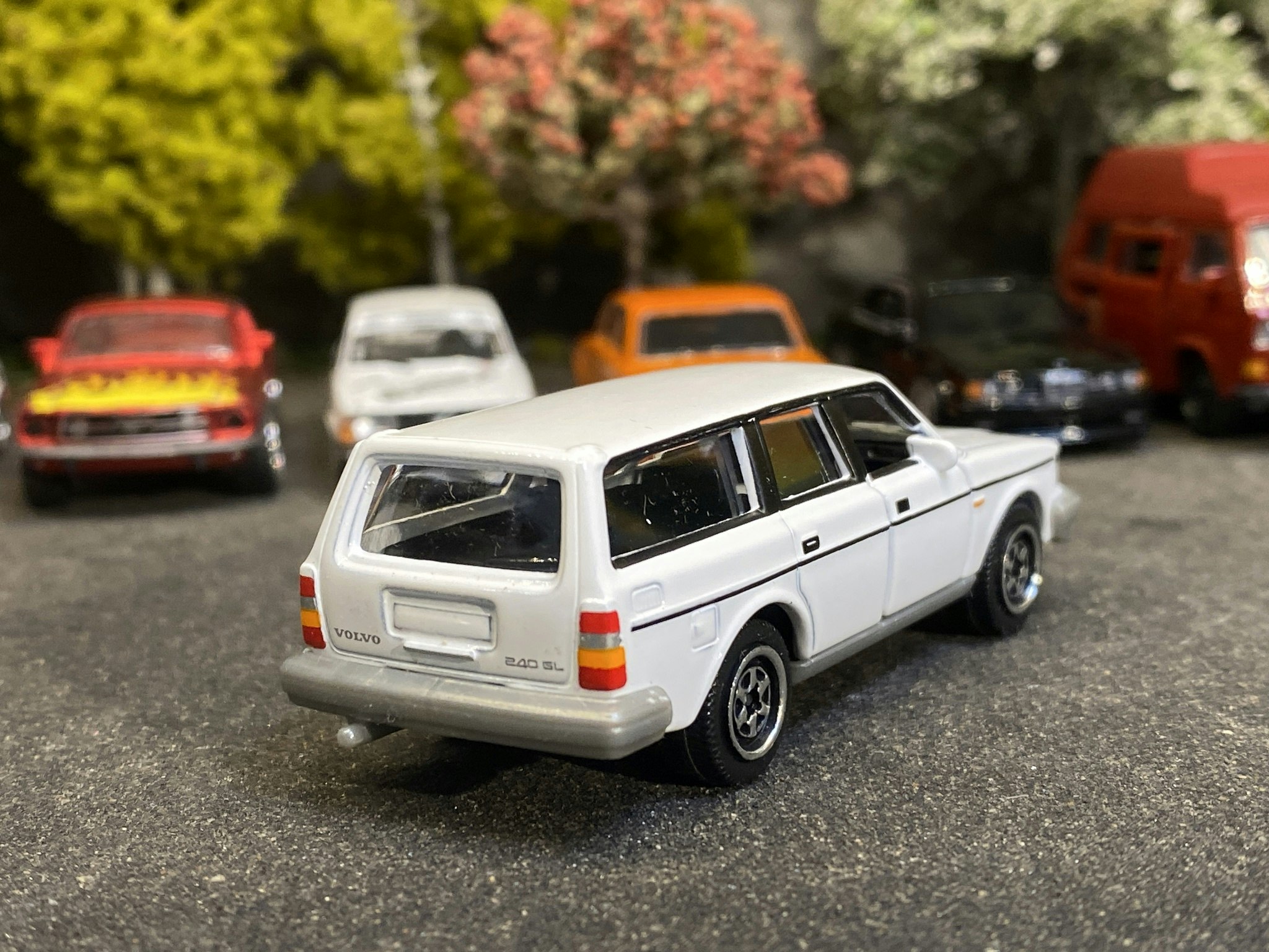 Skala 1/64 Volvo 240 GL - White fr Majorette