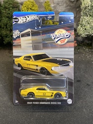 Skala 1/64 Hot Wheels - Vintage Racing Club: 1969 Ford Mustang Boss 202, Yellow