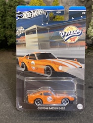 Skala 1/64 Hot Wheels - Vintage Racing Club: Custom Datsun 240Z, Orange