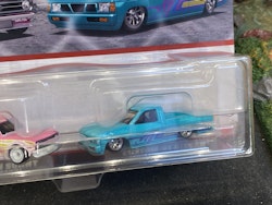 Skala 1/64 Hot Wheels Premium 2-pack: Datsun Sunny B120 75' & Custom '93 Nissan Hardbody (D21)