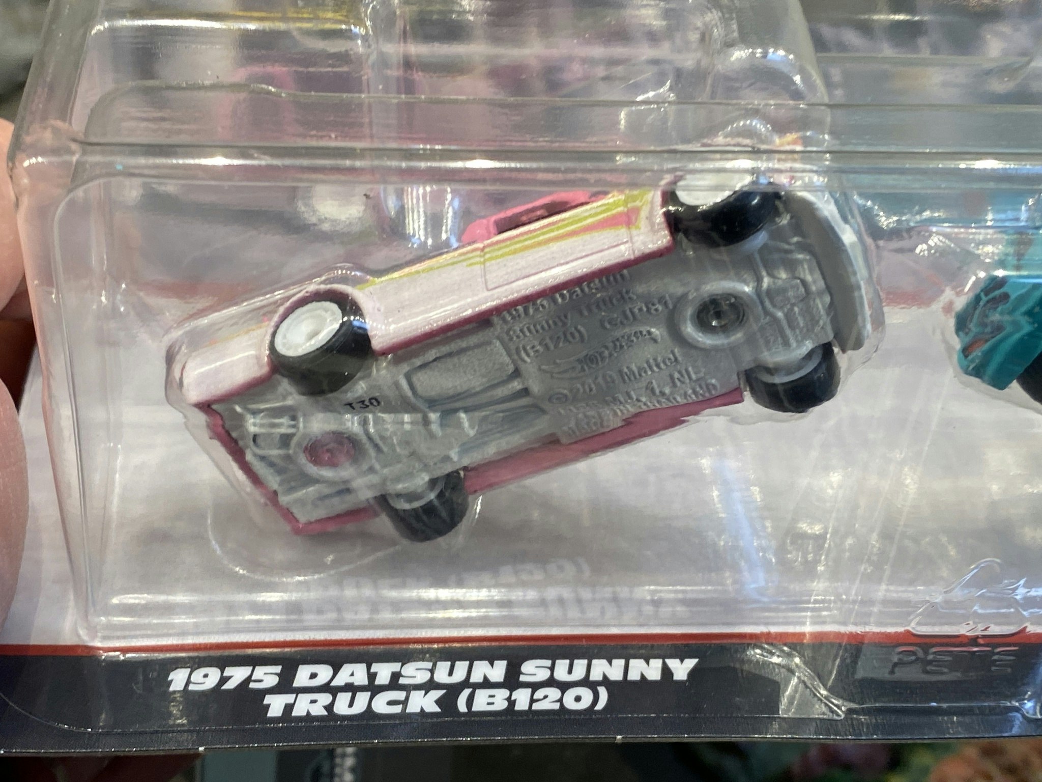 Skala 1/64 Hot Wheels Premium 2-pack: Datsun Sunny B120 75' & Custom '93 Nissan Hardbody (D21)