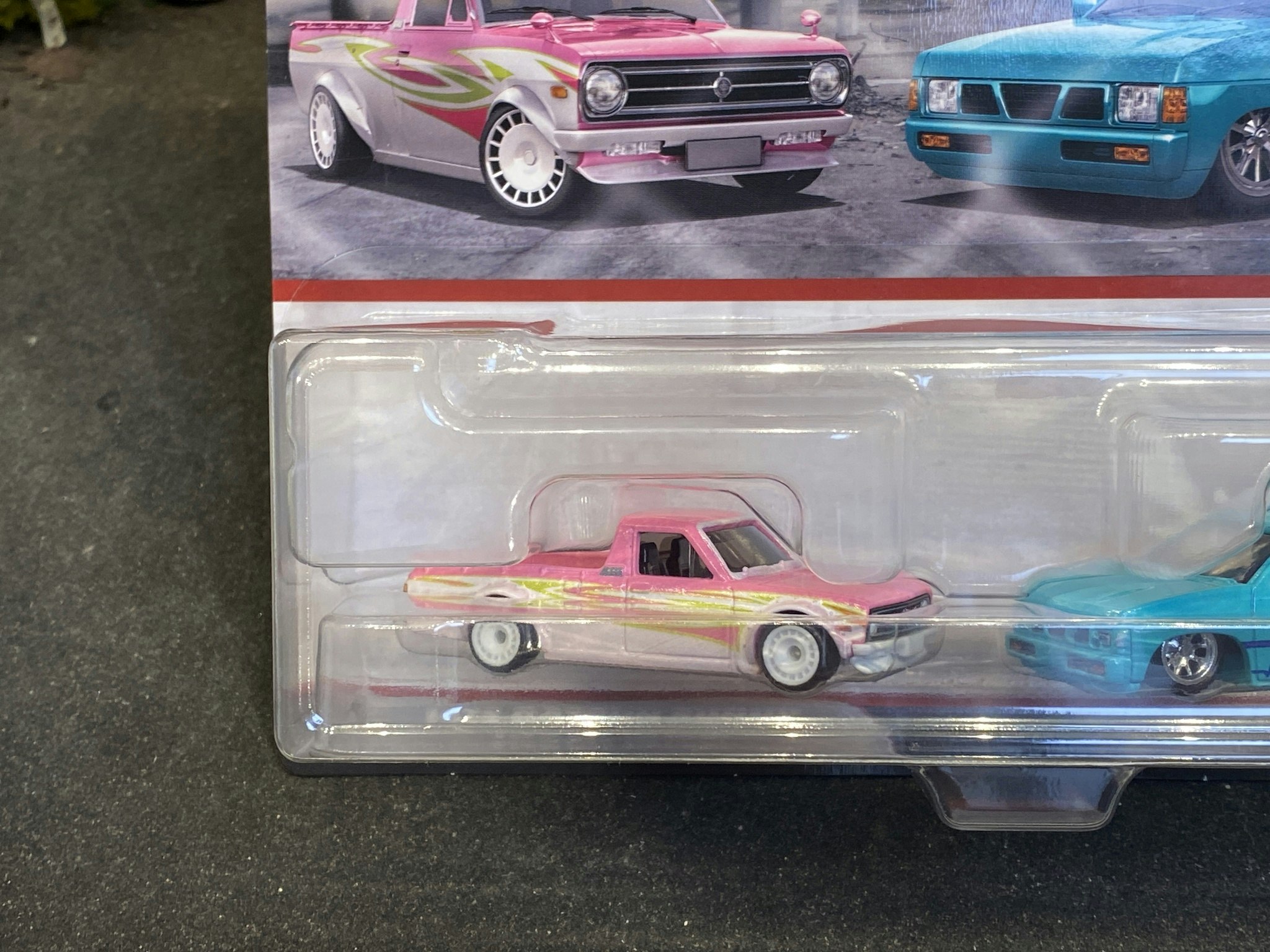Skala 1/64 Hot Wheels Premium 2-pack: Datsun Sunny B120 75' & Custom '93 Nissan Hardbody (D21)