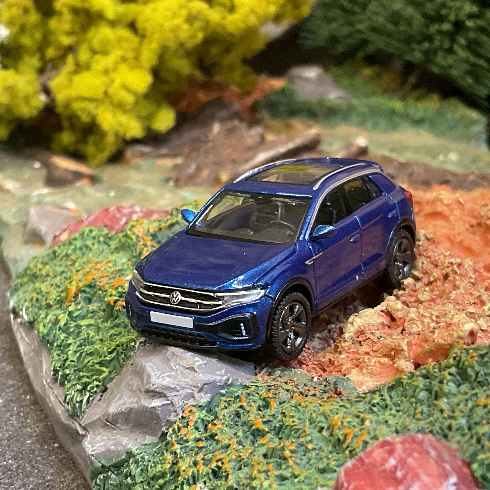 Skala 1/87 - Volkswagen T-Roc, metallic Dark Blue fr PCX87