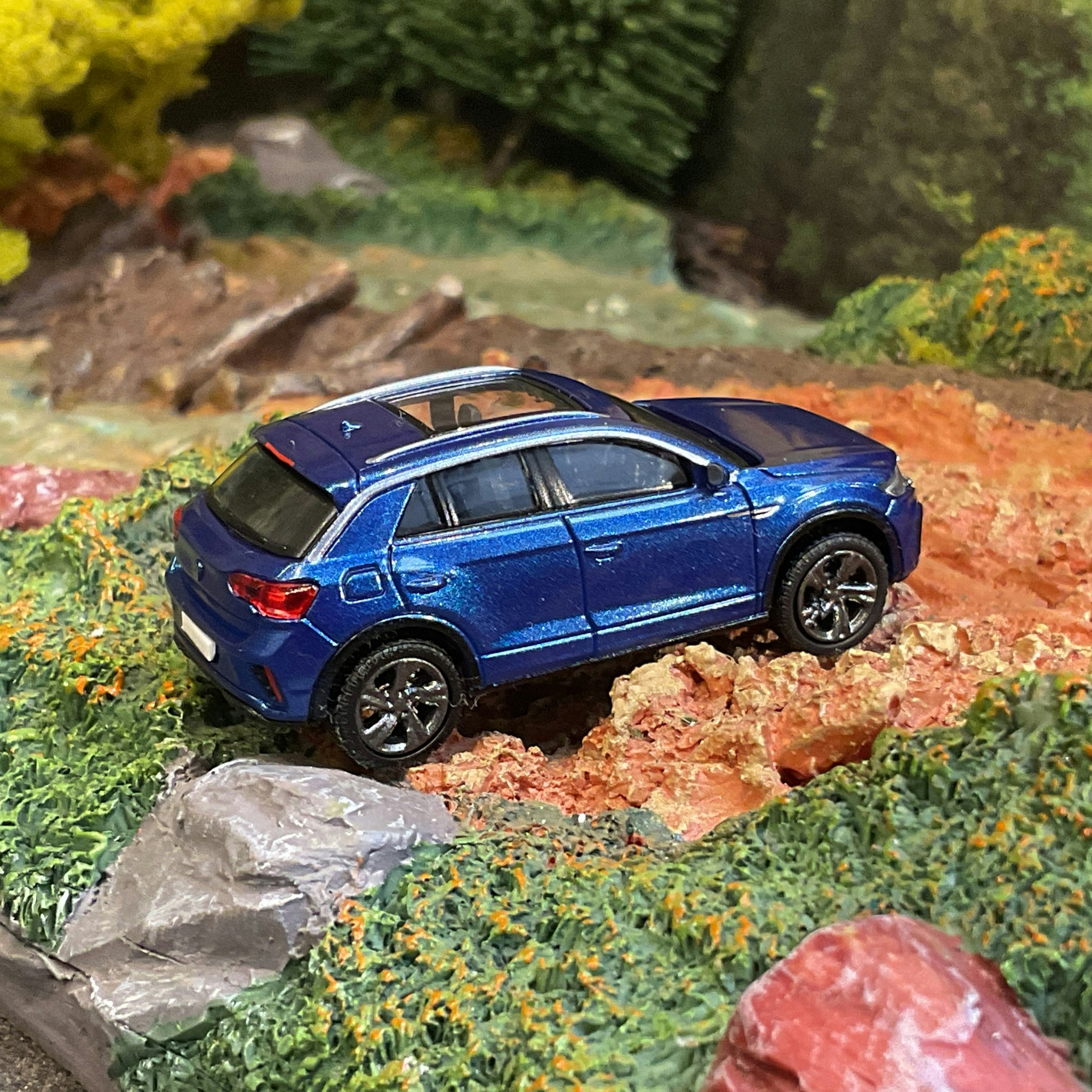 Skala 1/87 - Volkswagen T-Roc, metallic Dark Blue fr PCX87