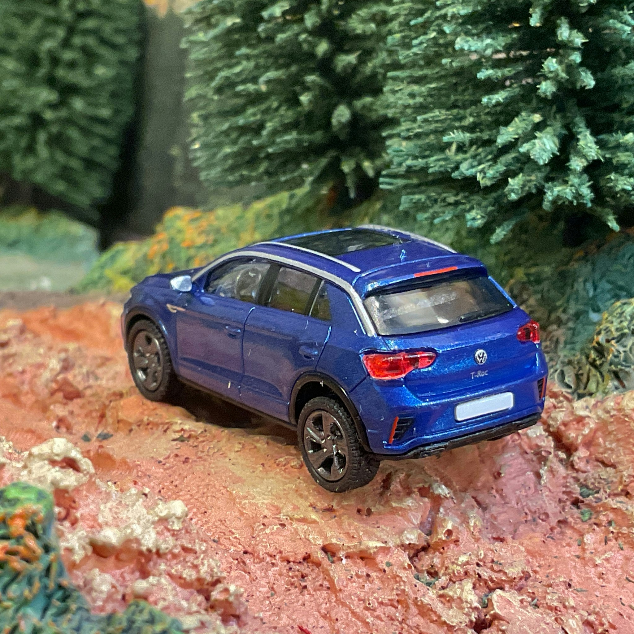 Skala 1/87 - Volkswagen T-Roc, metallic Dark Blue fr PCX87