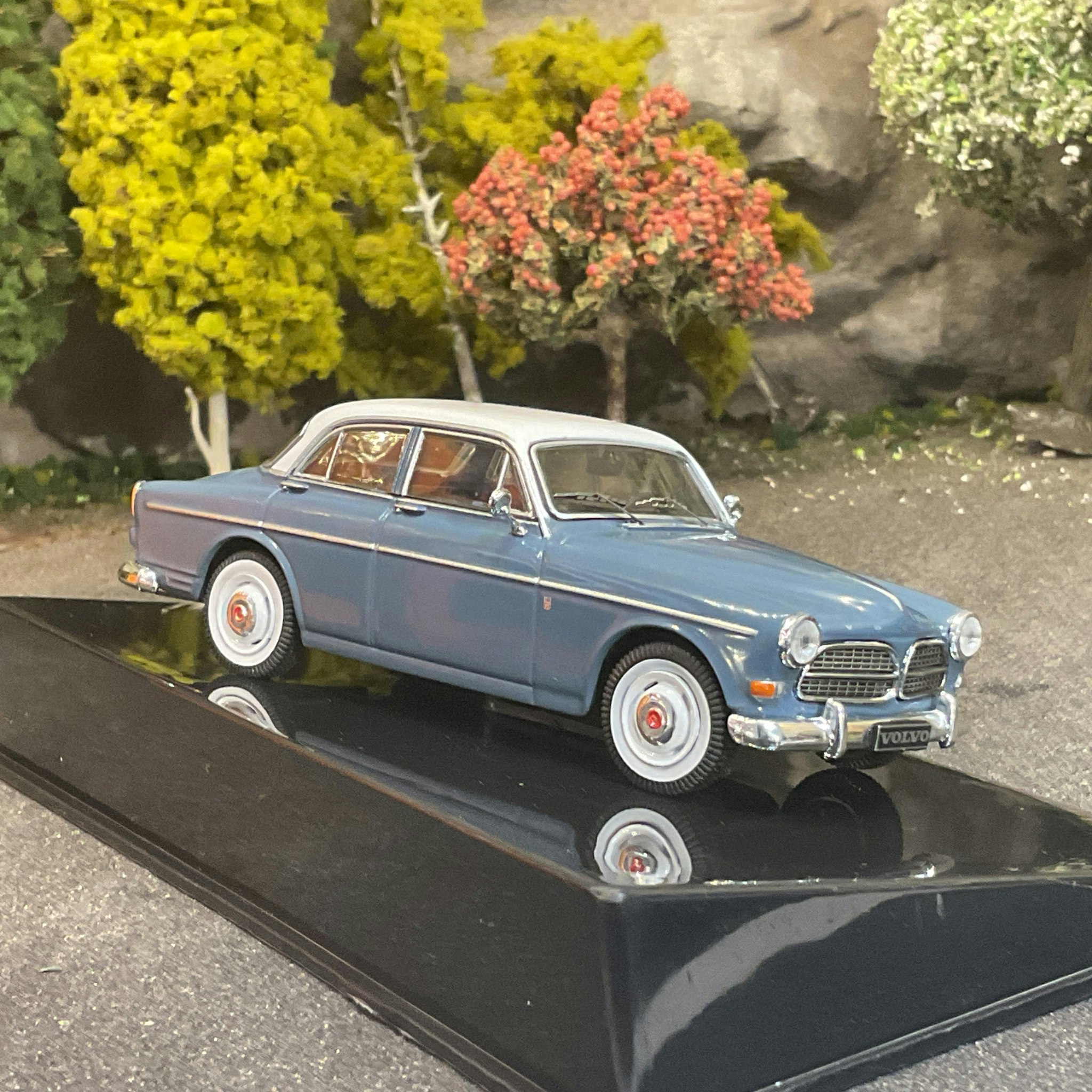Skala 1/43 Volvo 121 Amazon 61' 4-door, Gray/white fr IXO Models