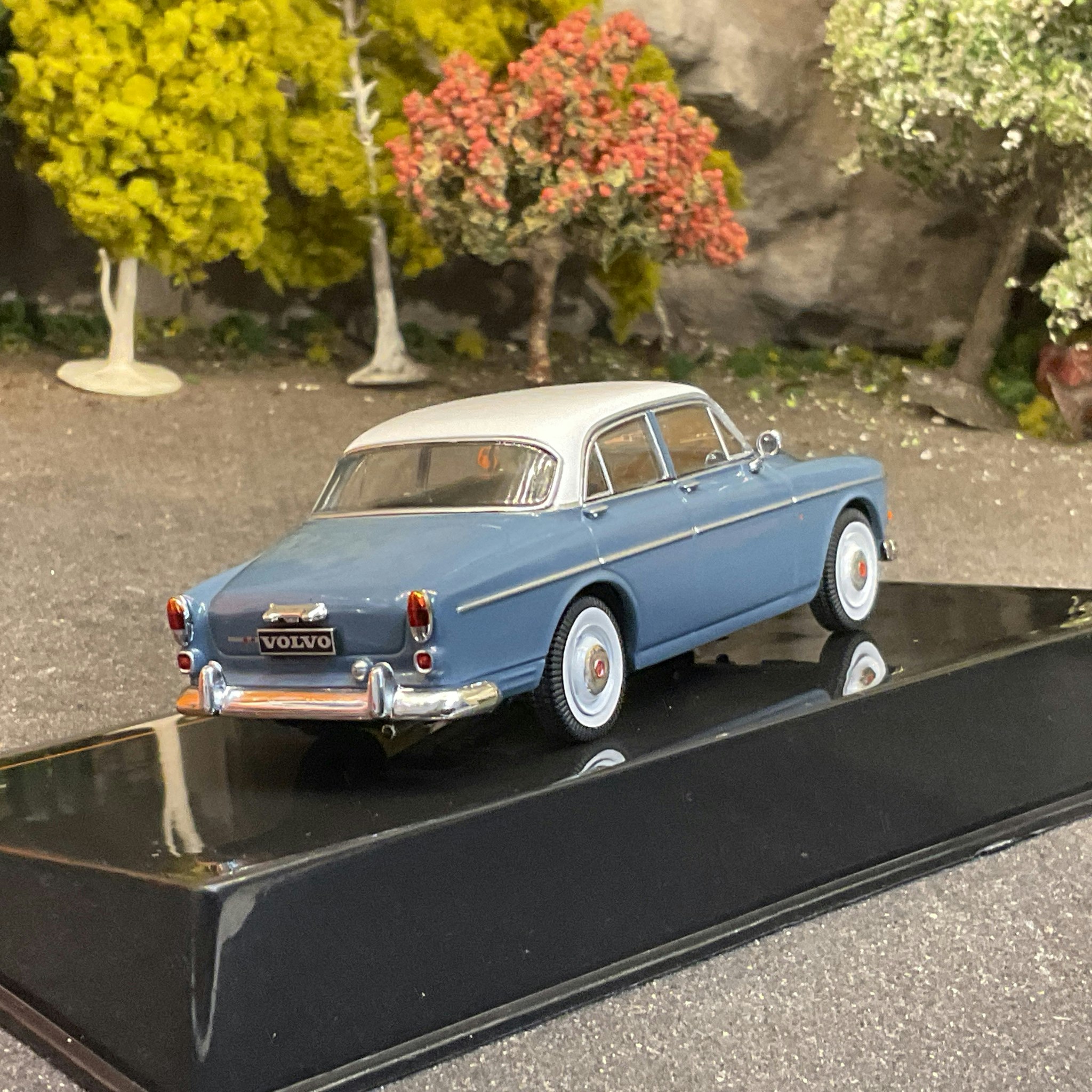 Skala 1/43 Volvo 121 Amazon 61' 4-door, Gray/white fr IXO Models