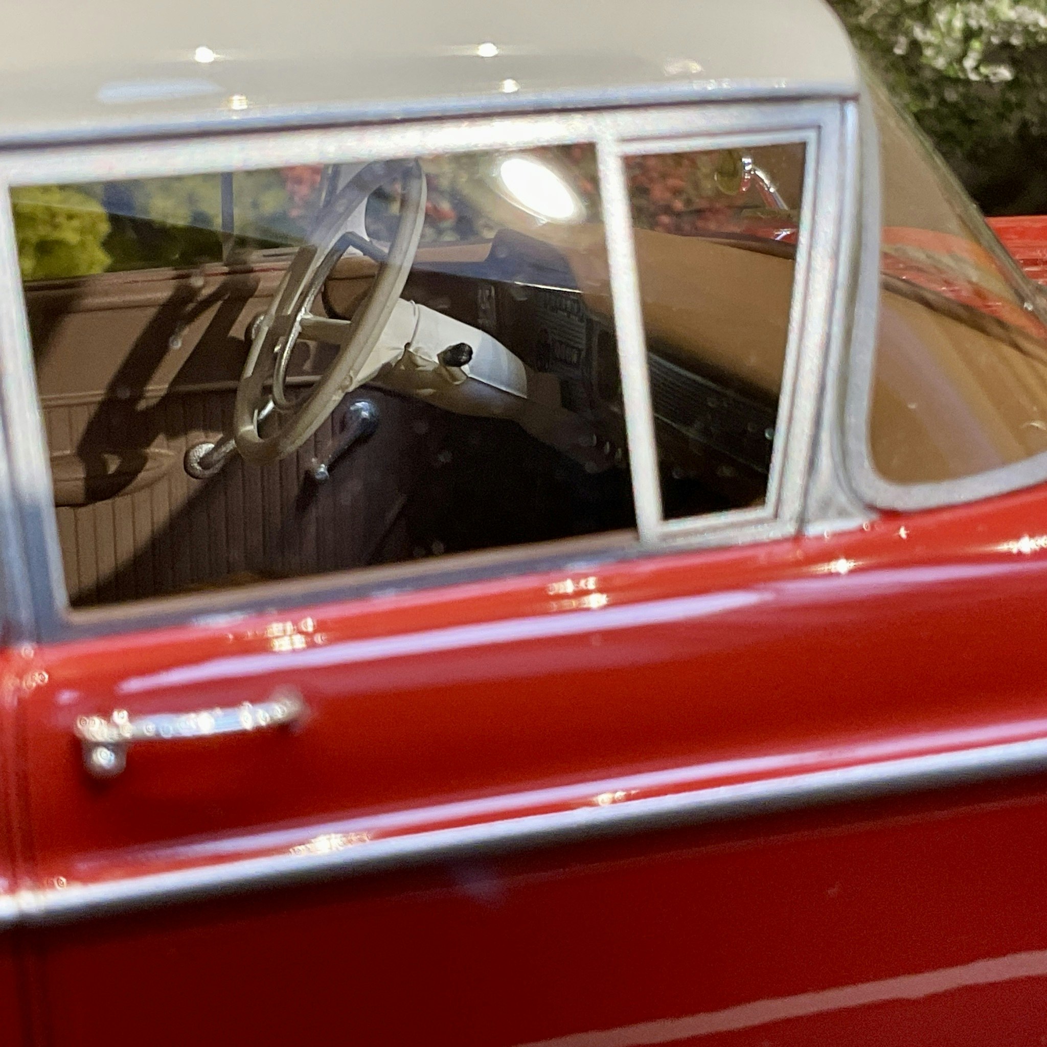 Skala 1/18 Extrautrustad Opel Kapitän 2,5L 1958, red/white fr BoS Best on Show
