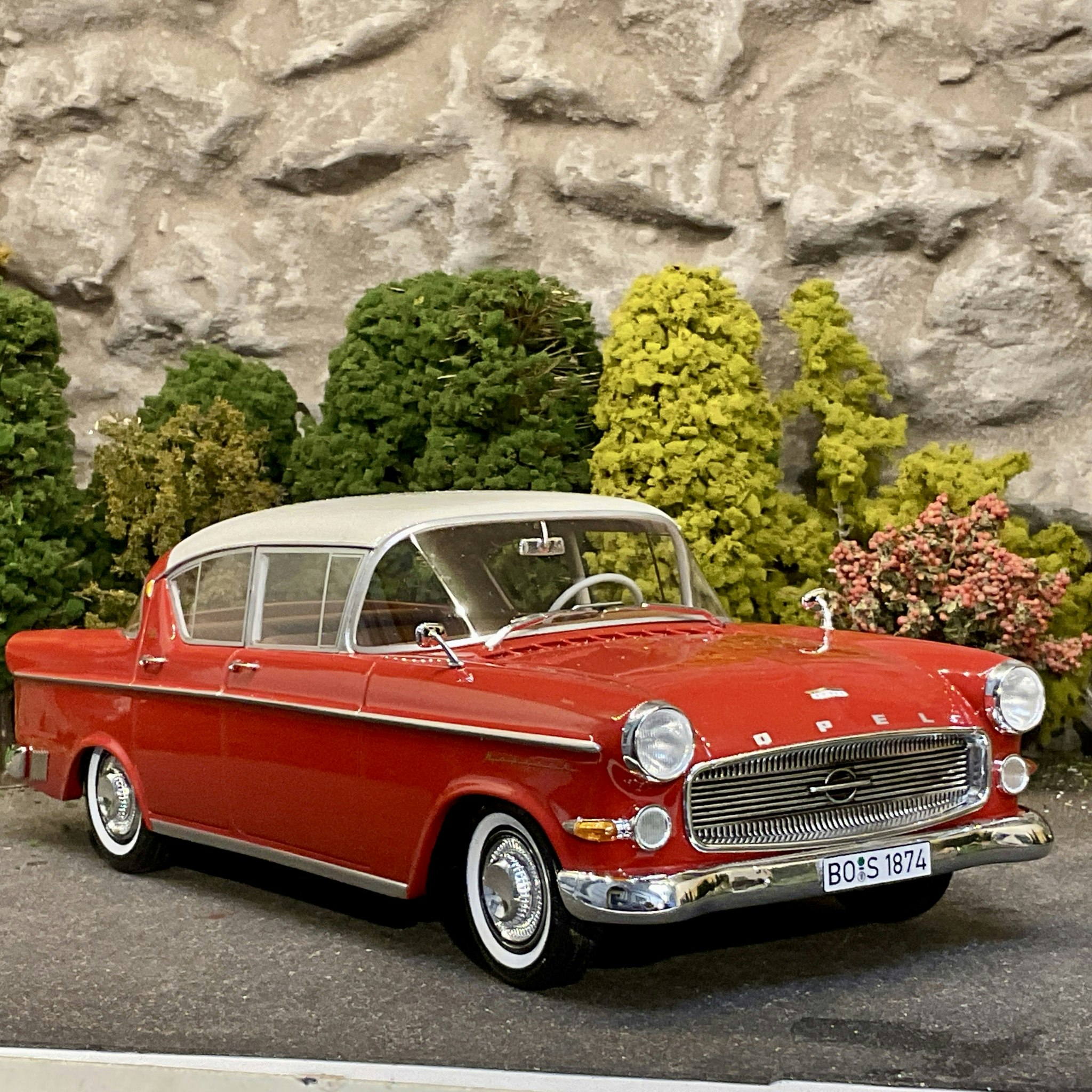 Skala 1/18 Extrautrustad Opel Kapitän 2,5L 1958, red/white fr BoS Best on Show