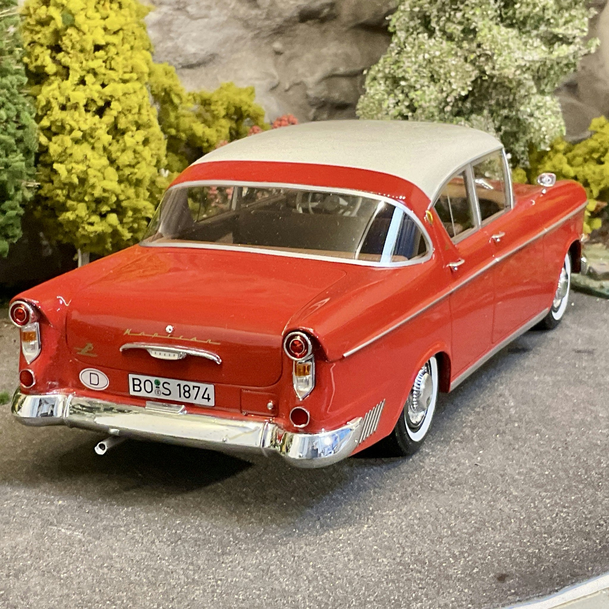 Skala 1/18 Extrautrustad Opel Kapitän 2,5L 1958, red/white fr BoS Best on Show
