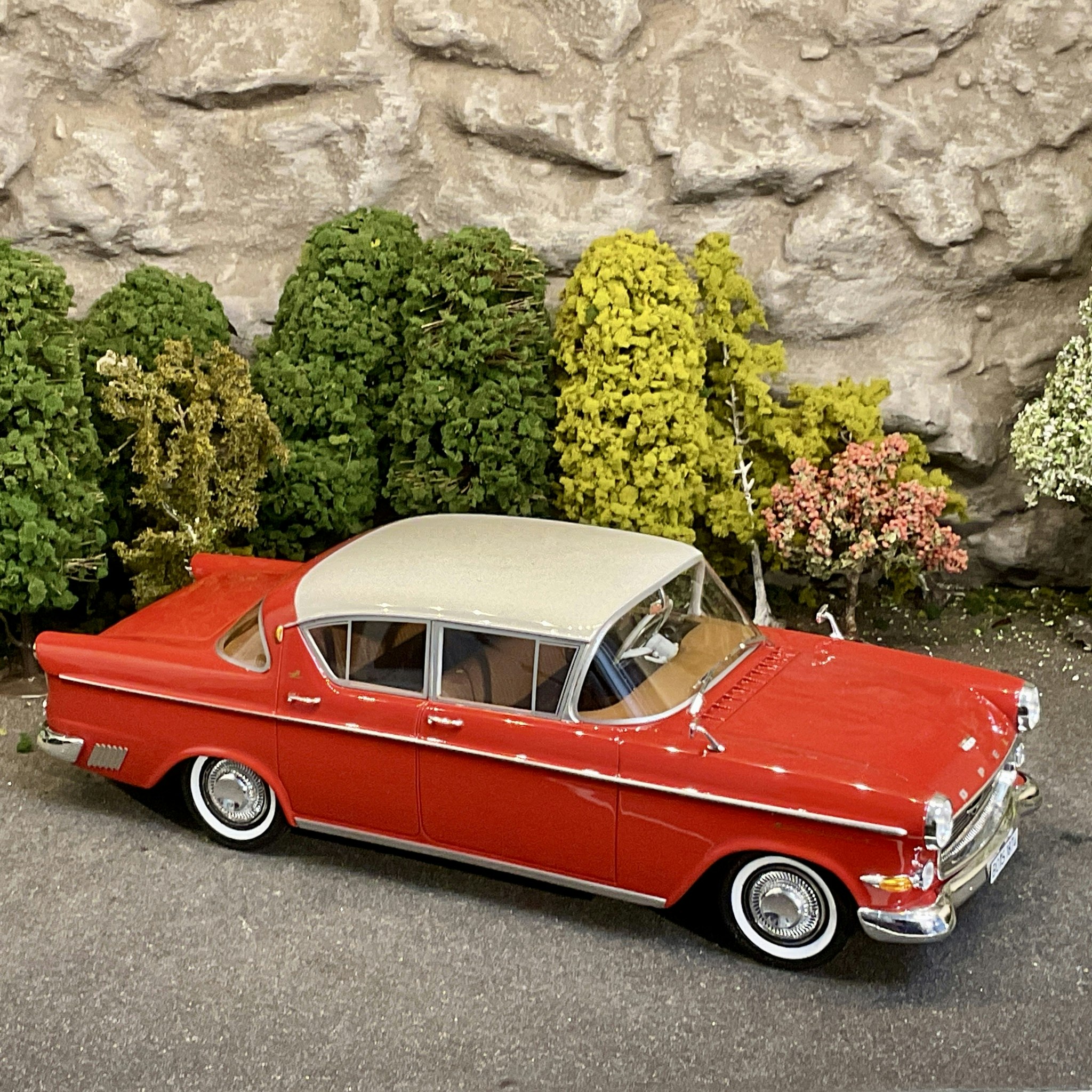 Skala 1/18 Extrautrustad Opel Kapitän 2,5L 1958, red/white fr BoS Best on Show