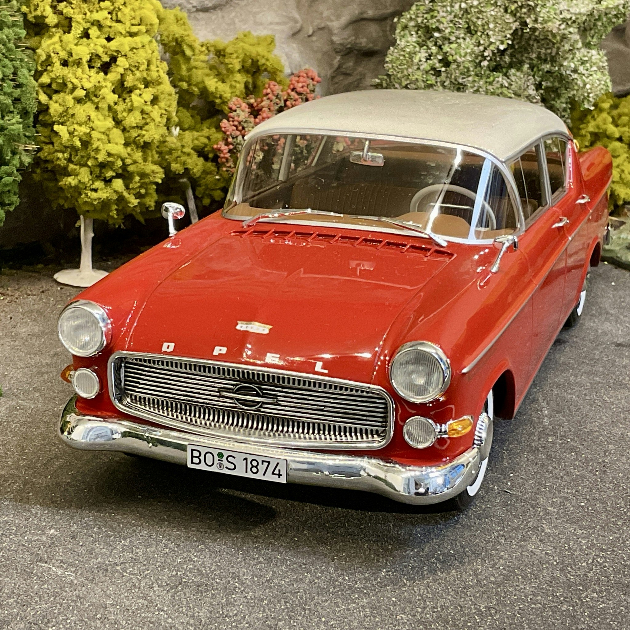 Skala 1/18 Extrautrustad Opel Kapitän 2,5L 1958, red/white fr BoS Best on Show