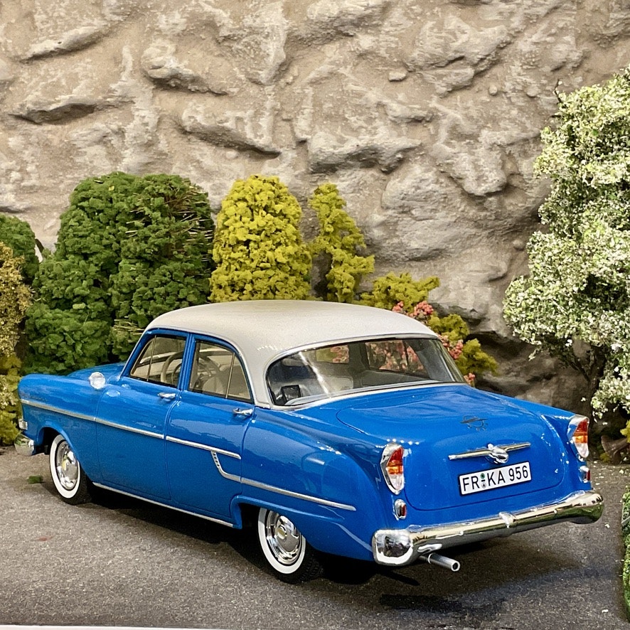 Skala 1/18 Opel kapitän 1958, blue/white fr BoS Best on Show