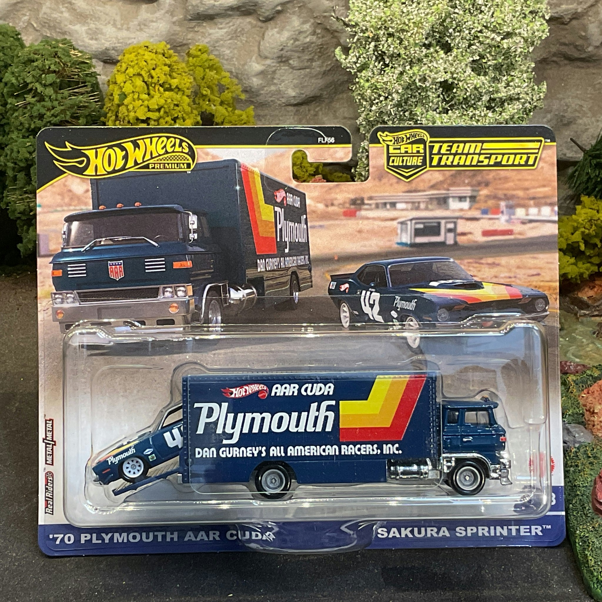 Skala 1/64 Hot Wheels PREMIUM Team Transport: 70' Plymouth AAR Cuda & Sakura Sprinter