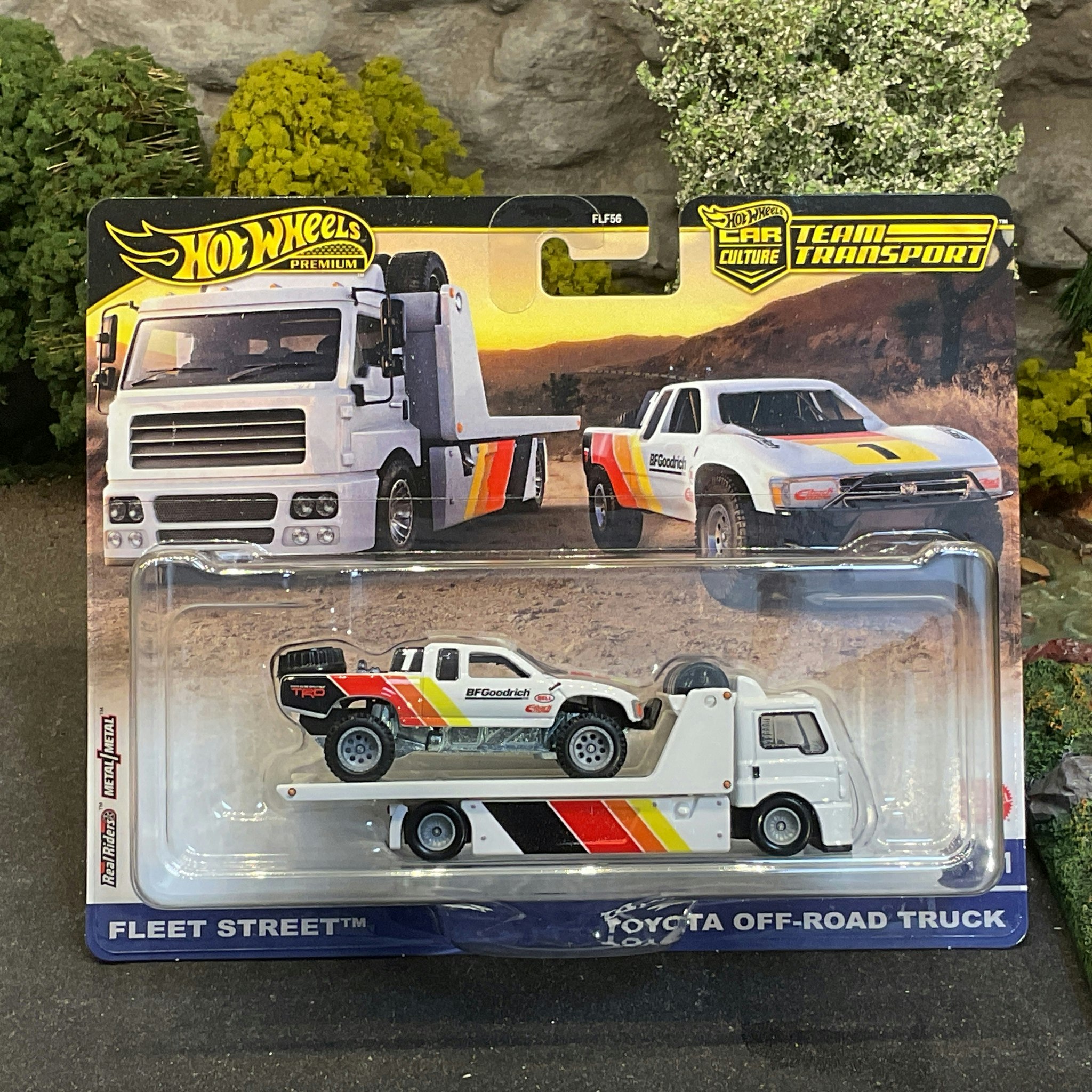 Skala 1/64 Hot Wheels PREMIUM Team Transport: Toyota off-road Truck & Fleet street
