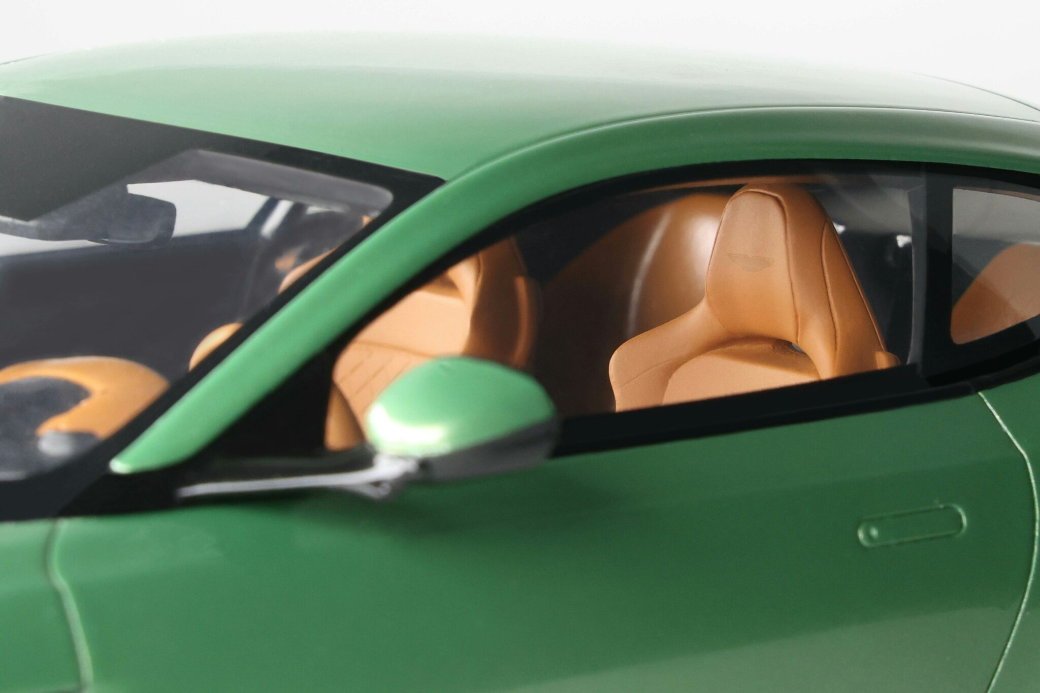 Skala 1/18 Aston Martin DB12 Vantage Green 2023 fr GT Spirit (GT466)